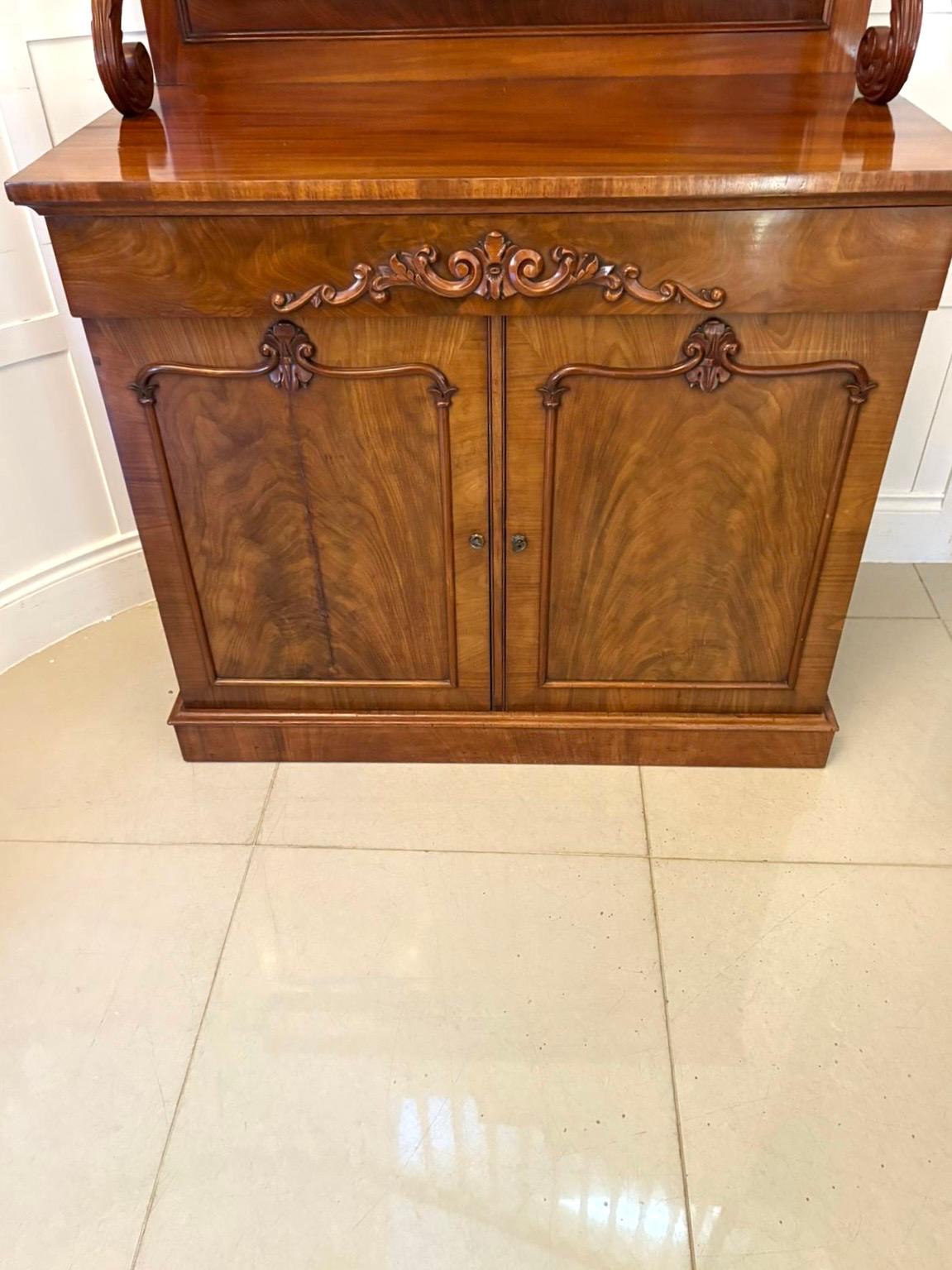 Antico Chiffoniere / Credenza a due piani in mogano figurato di qualità vittoriana in vendita 11