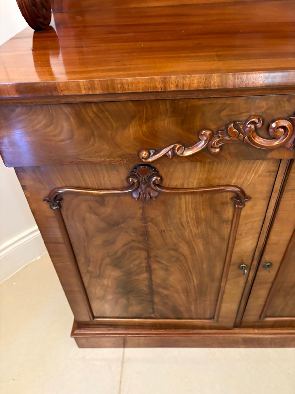 Vittoriano Antico Chiffoniere / Credenza a due piani in mogano figurato di qualità vittoriana in vendita