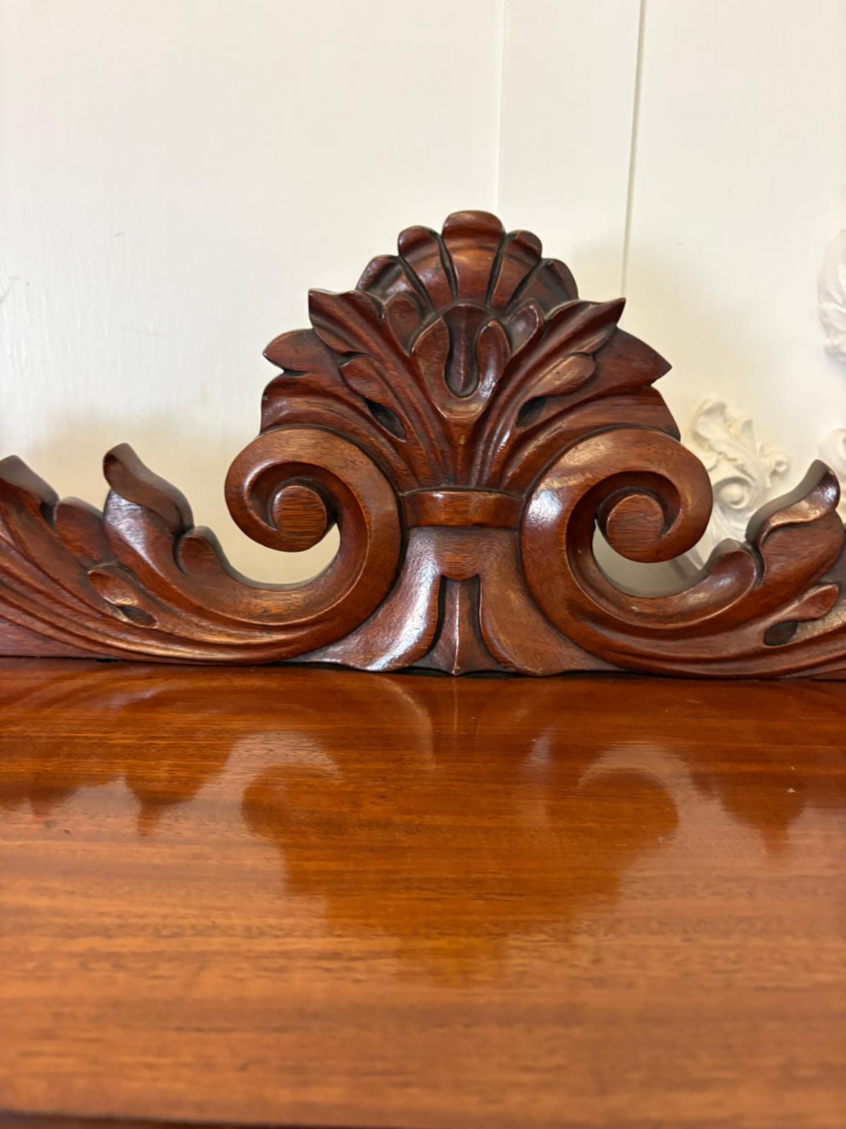 Inglese Antico Chiffoniere / Credenza a due piani in mogano figurato di qualità vittoriana in vendita