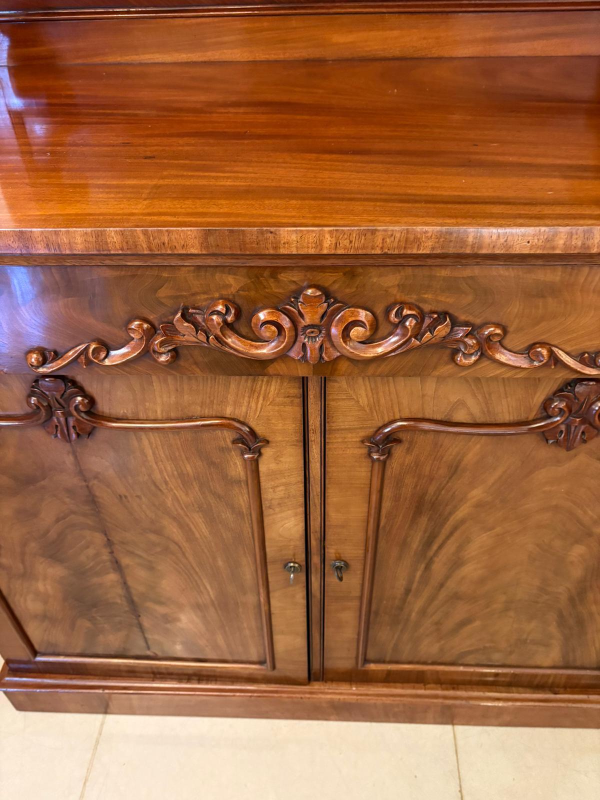 Antico Chiffoniere / Credenza a due piani in mogano figurato di qualità vittoriana In condizioni buone in vendita a Suffolk, GB