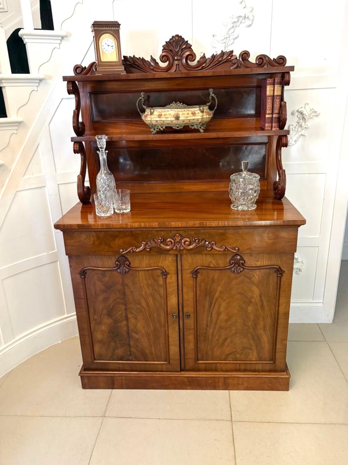 XIX secolo Antico Chiffoniere / Credenza a due piani in mogano figurato di qualità vittoriana in vendita