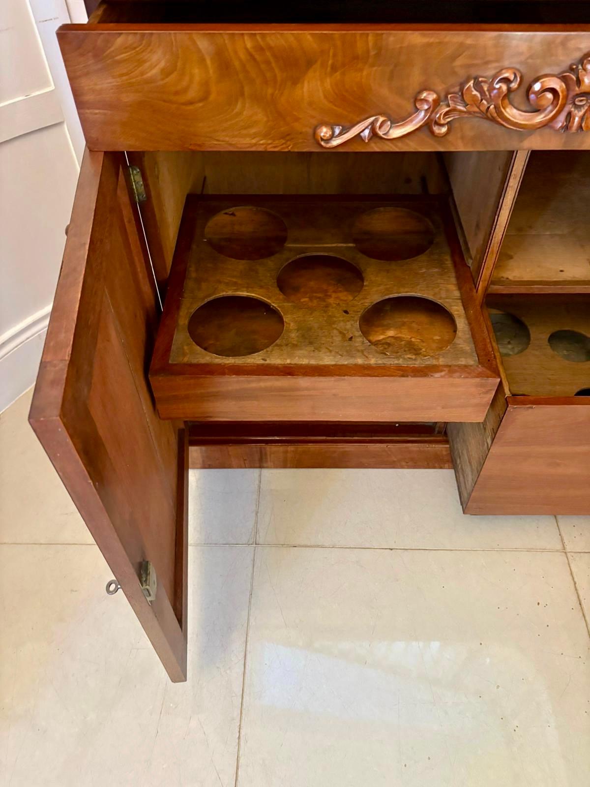 Mogano Antico Chiffoniere / Credenza a due piani in mogano figurato di qualità vittoriana in vendita