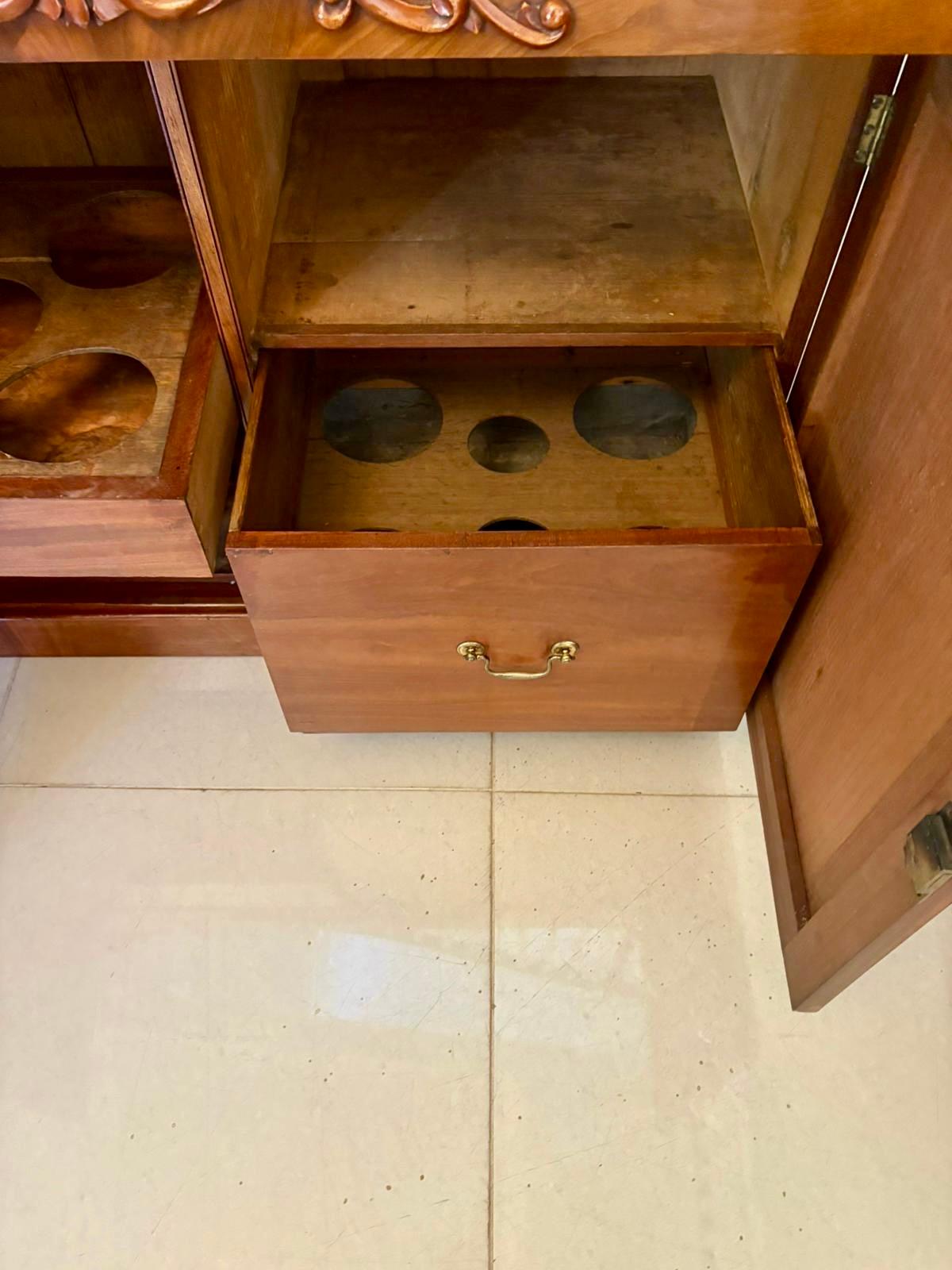 Antico Chiffoniere / Credenza a due piani in mogano figurato di qualità vittoriana in vendita 2