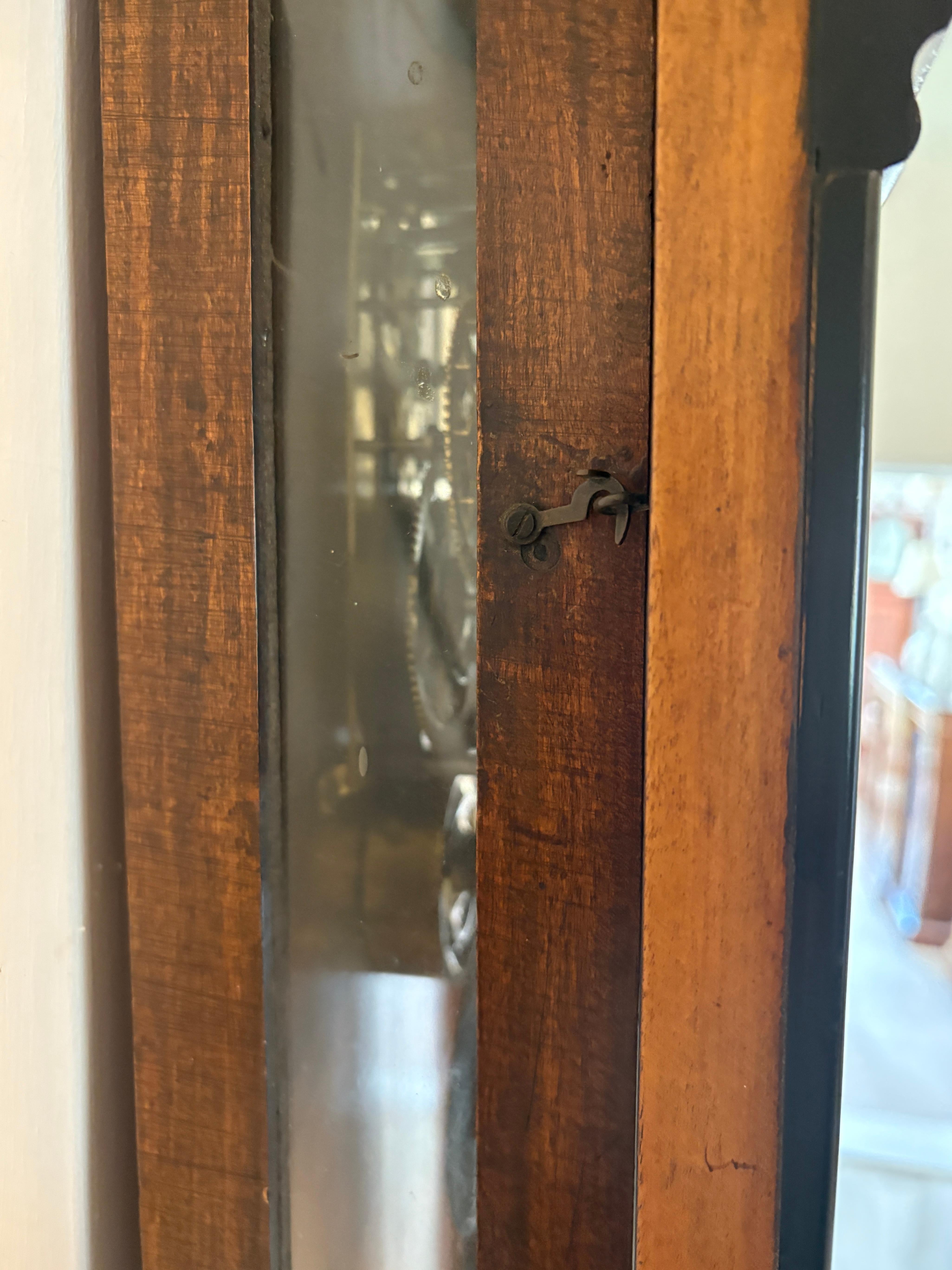 Antiguo reloj de pared victoriano de 8 días de nogal figurado de calidad con una caja de nogal figurado de magnífica calidad  con esfera circular de porcelana, agujas originales, movimiento de 8 días que marca la hora y la media hora, péndulo y