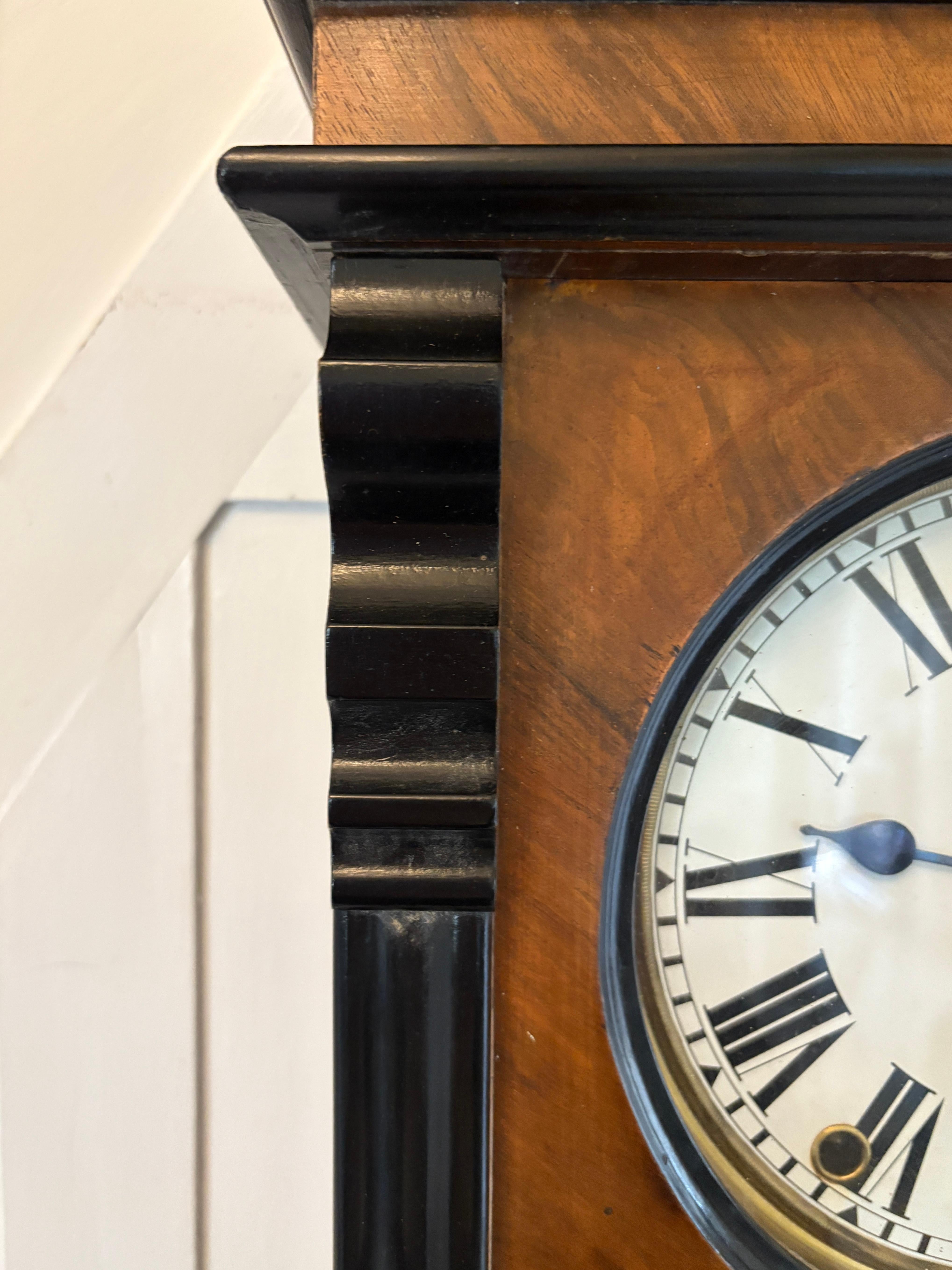 Antiguo Reloj de Pared de 8 Días de Nogal Figurado de Calidad Victoriana Inglés en venta