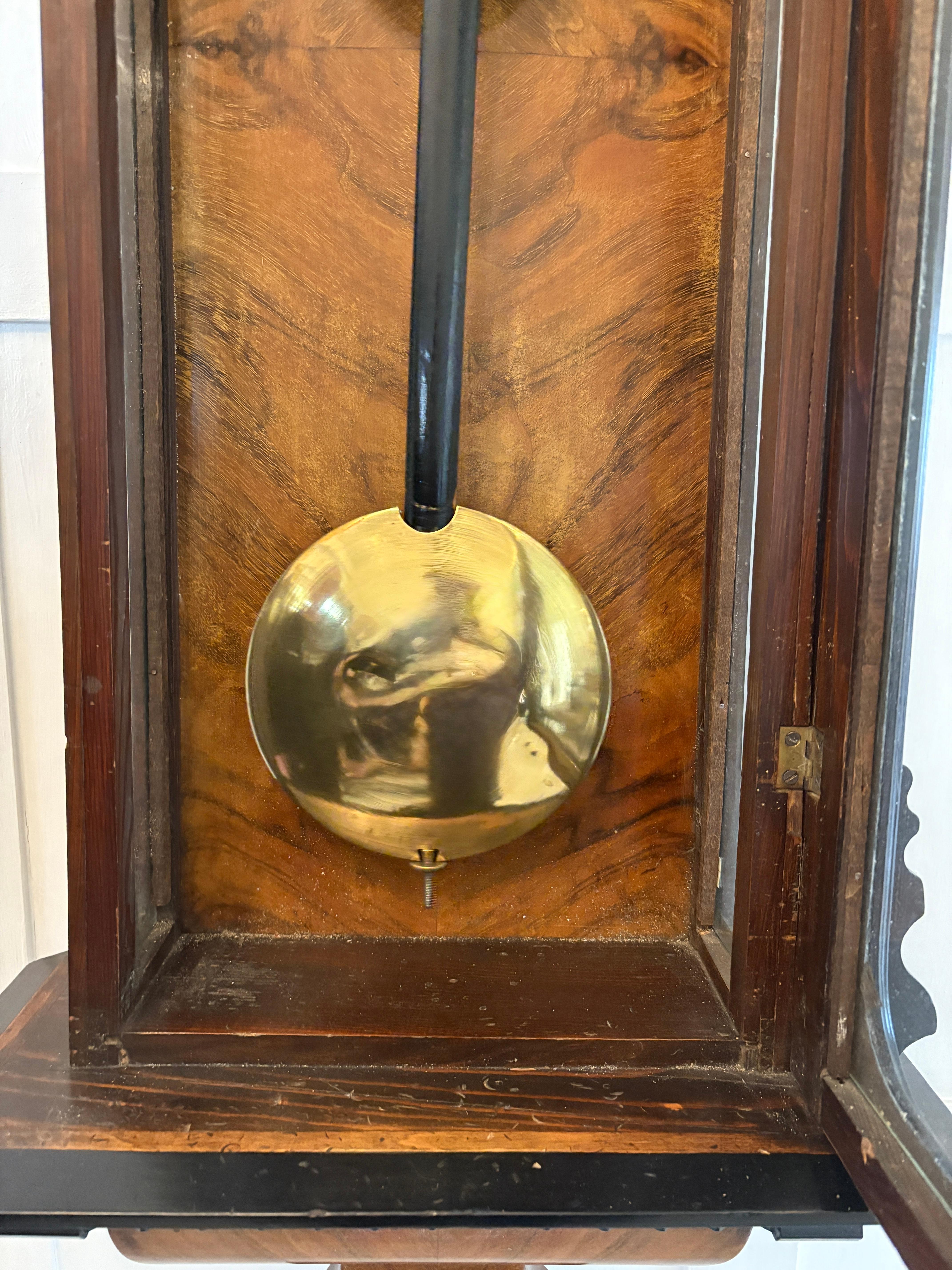Antiguo Reloj de Pared de 8 Días de Nogal Figurado de Calidad Victoriana siglo XIX en venta