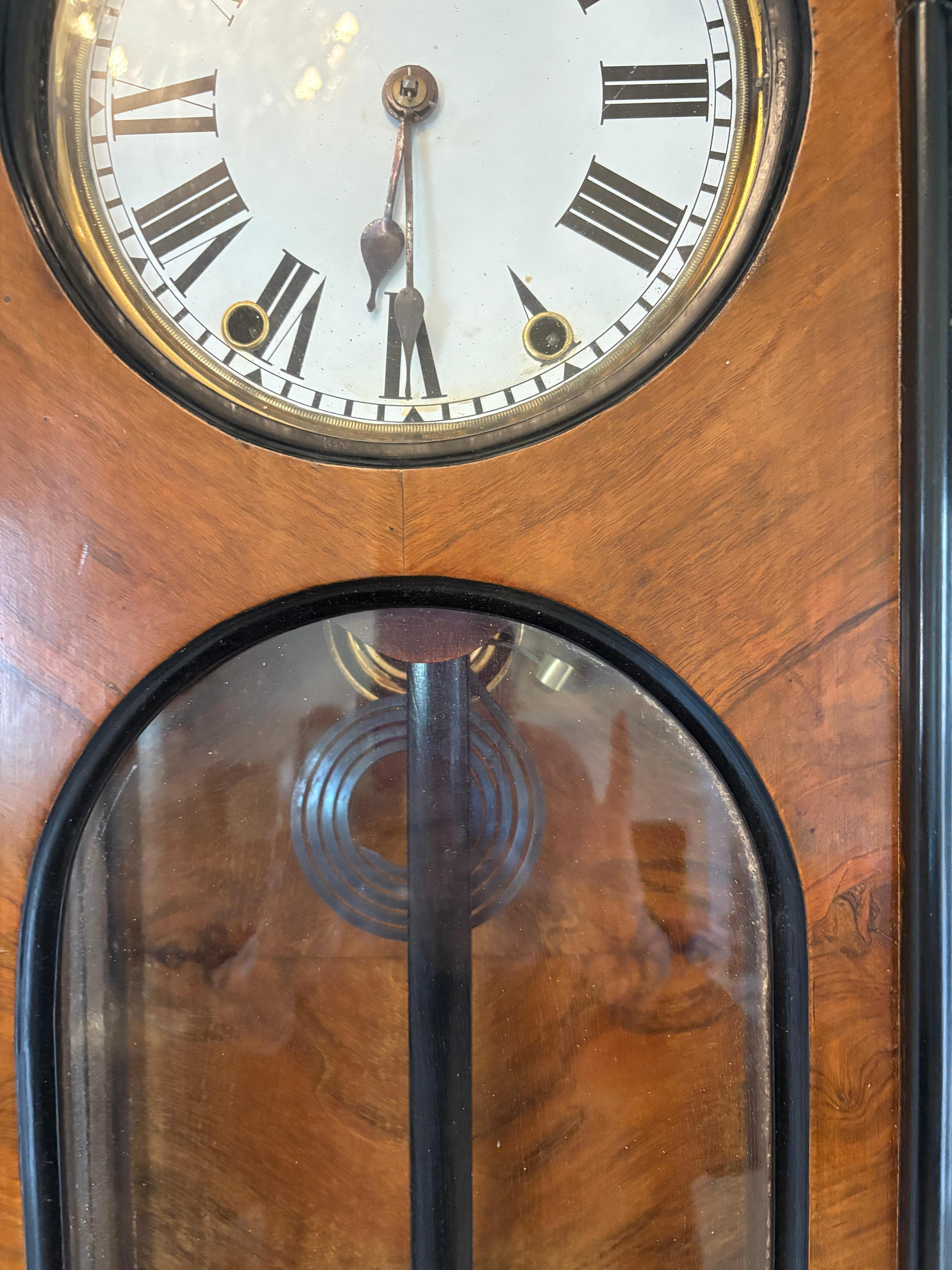 Antiguo Reloj de Pared de 8 Días de Nogal Figurado de Calidad Victoriana en venta 2