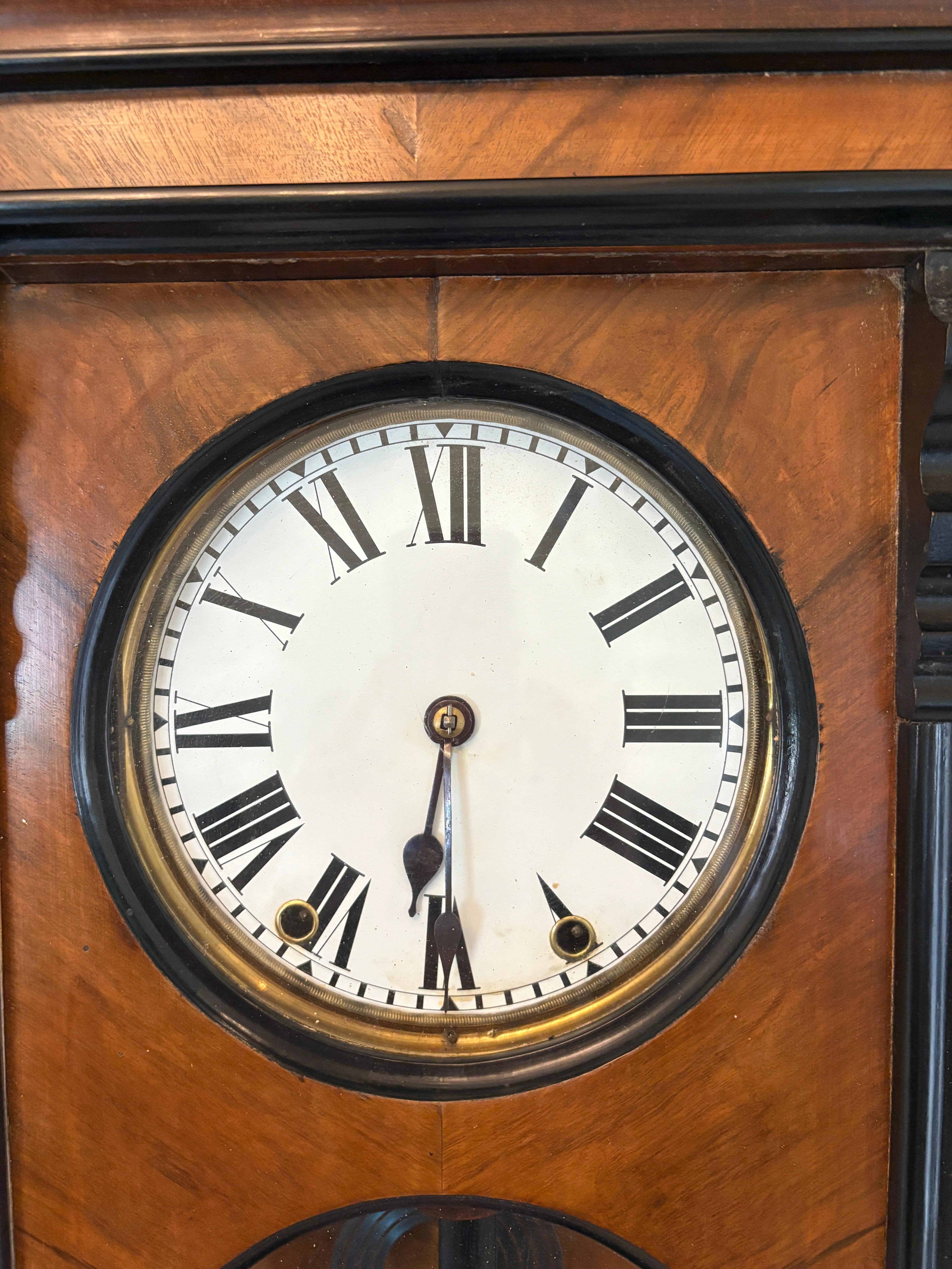 Antiguo Reloj de Pared de 8 Días de Nogal Figurado de Calidad Victoriana en venta 3