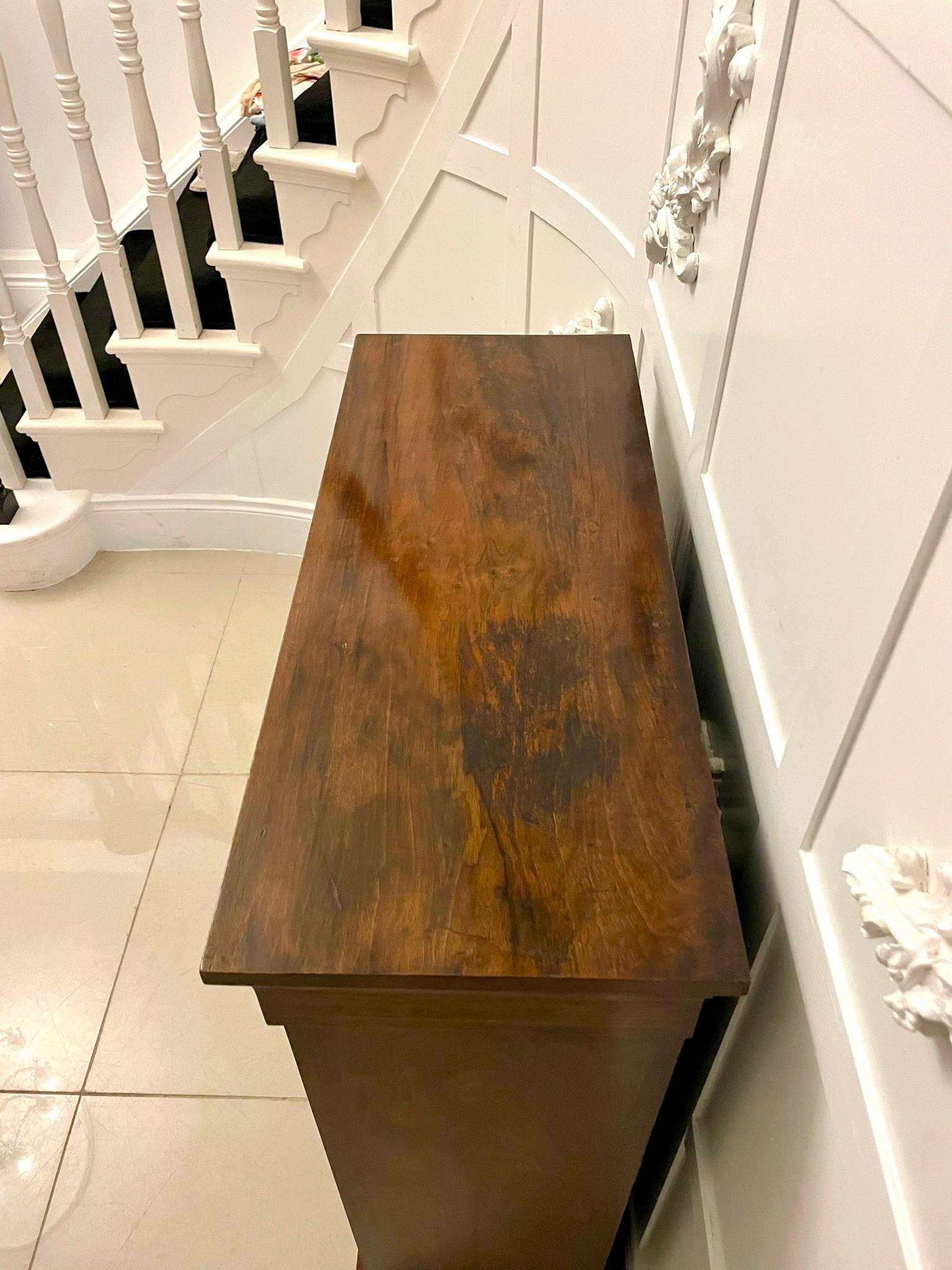 Vitrina antigua de calidad victoriana de madera de nogal figurado con incrustaciones de madera satinada en venta 2