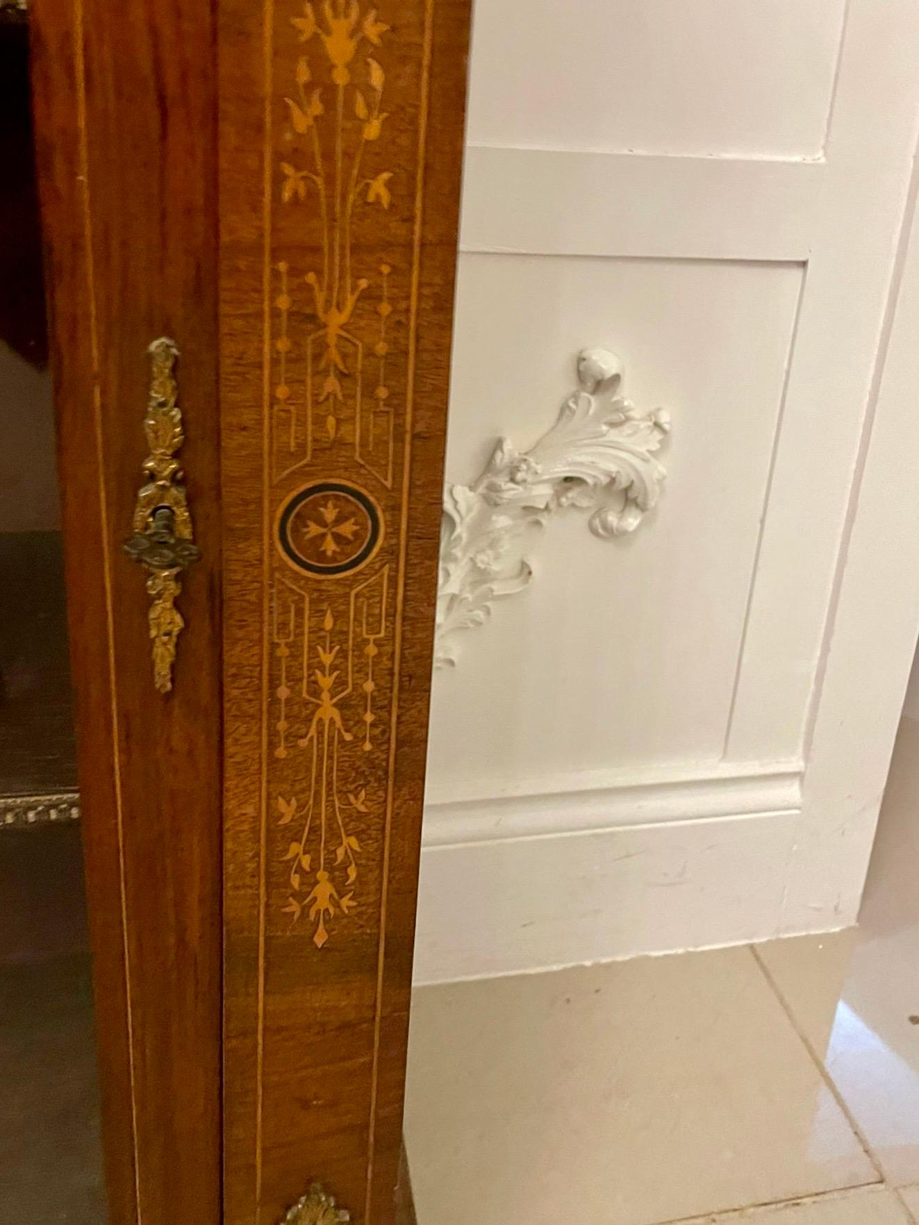 Vitrina antigua de calidad victoriana de madera de nogal figurado con incrustaciones de madera satinada en venta 3