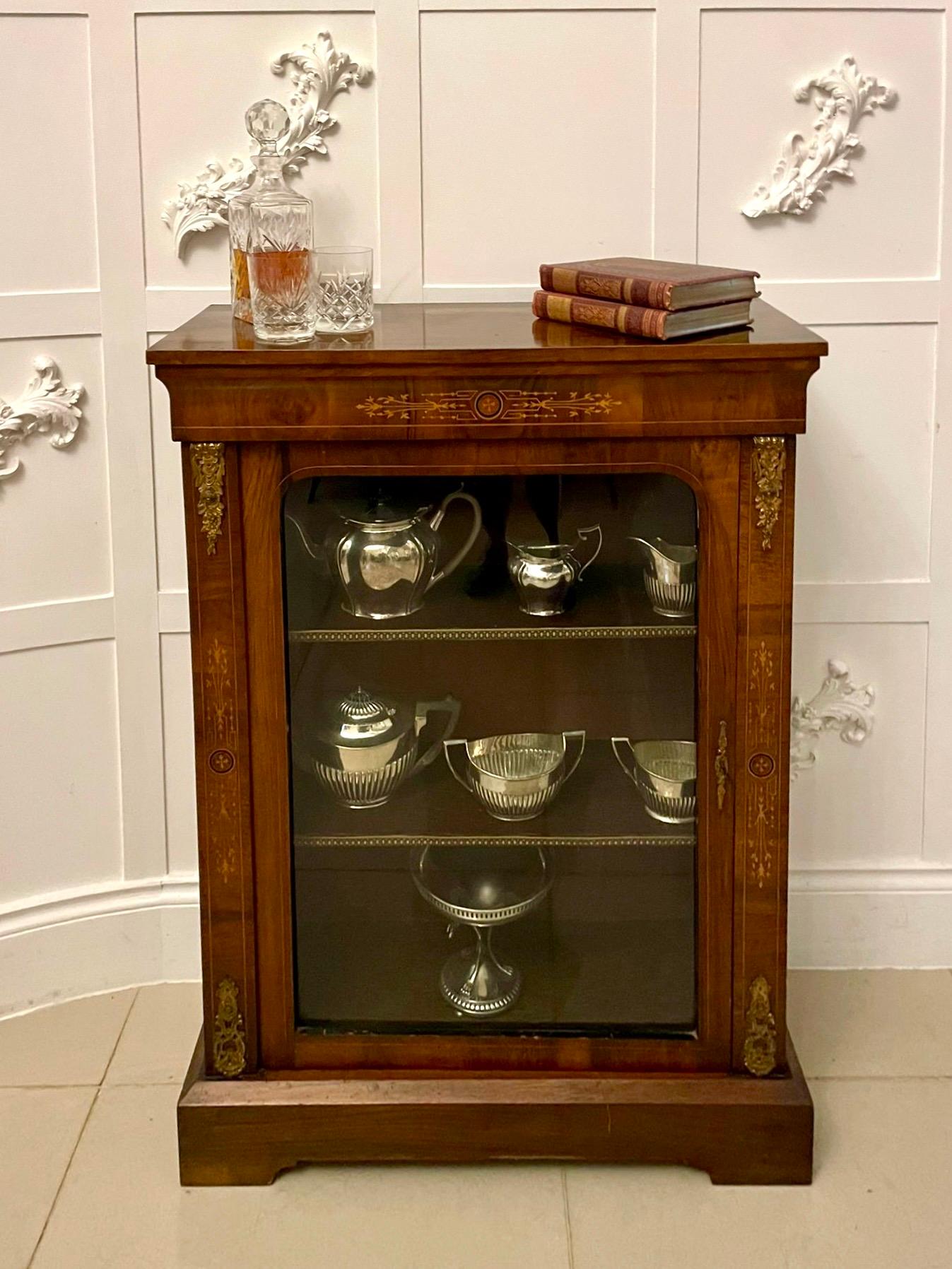 Antigua vitrina victoriana con incrustaciones de madera de raso de nogal de calidad con una tapa de nogal de calidad con incrustaciones de madera de raso de nogal sobre un friso en forma de incrustaciones, una sola puerta acristalada que se abre
