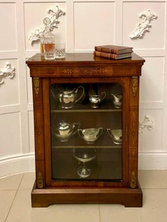 Vitrina antigua de calidad victoriana de madera de nogal figurado con incrustaciones de madera satinada