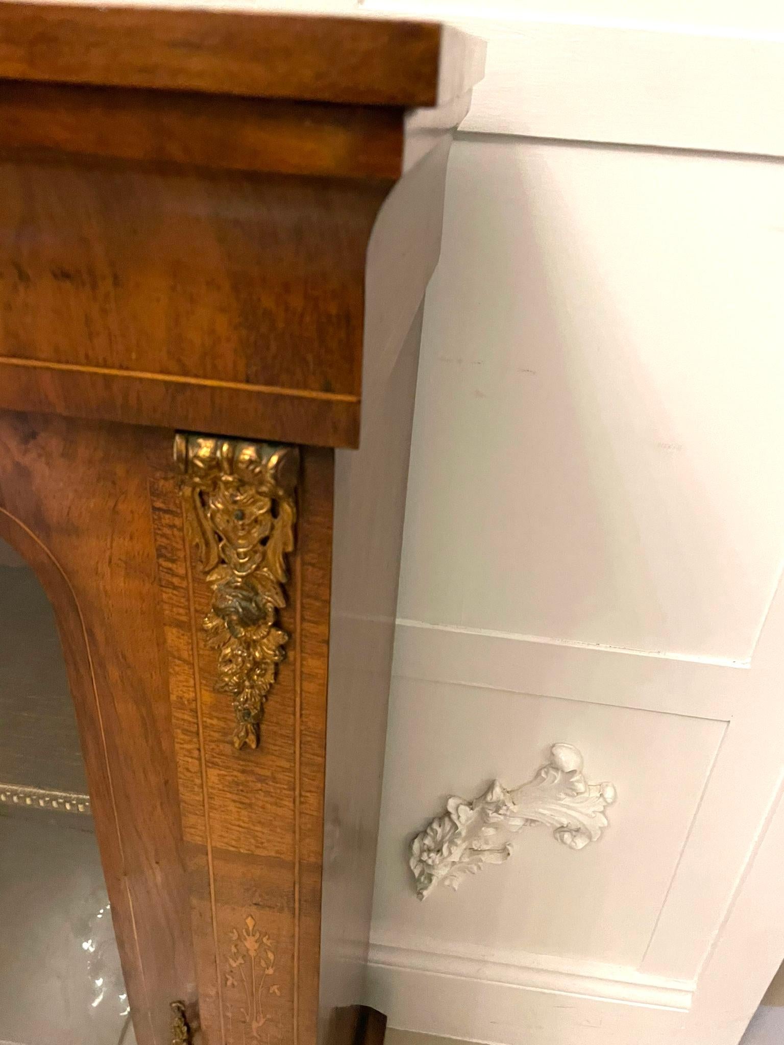 Vitrina antigua de calidad victoriana de madera de nogal figurado con incrustaciones de madera satinada Victoriano en venta