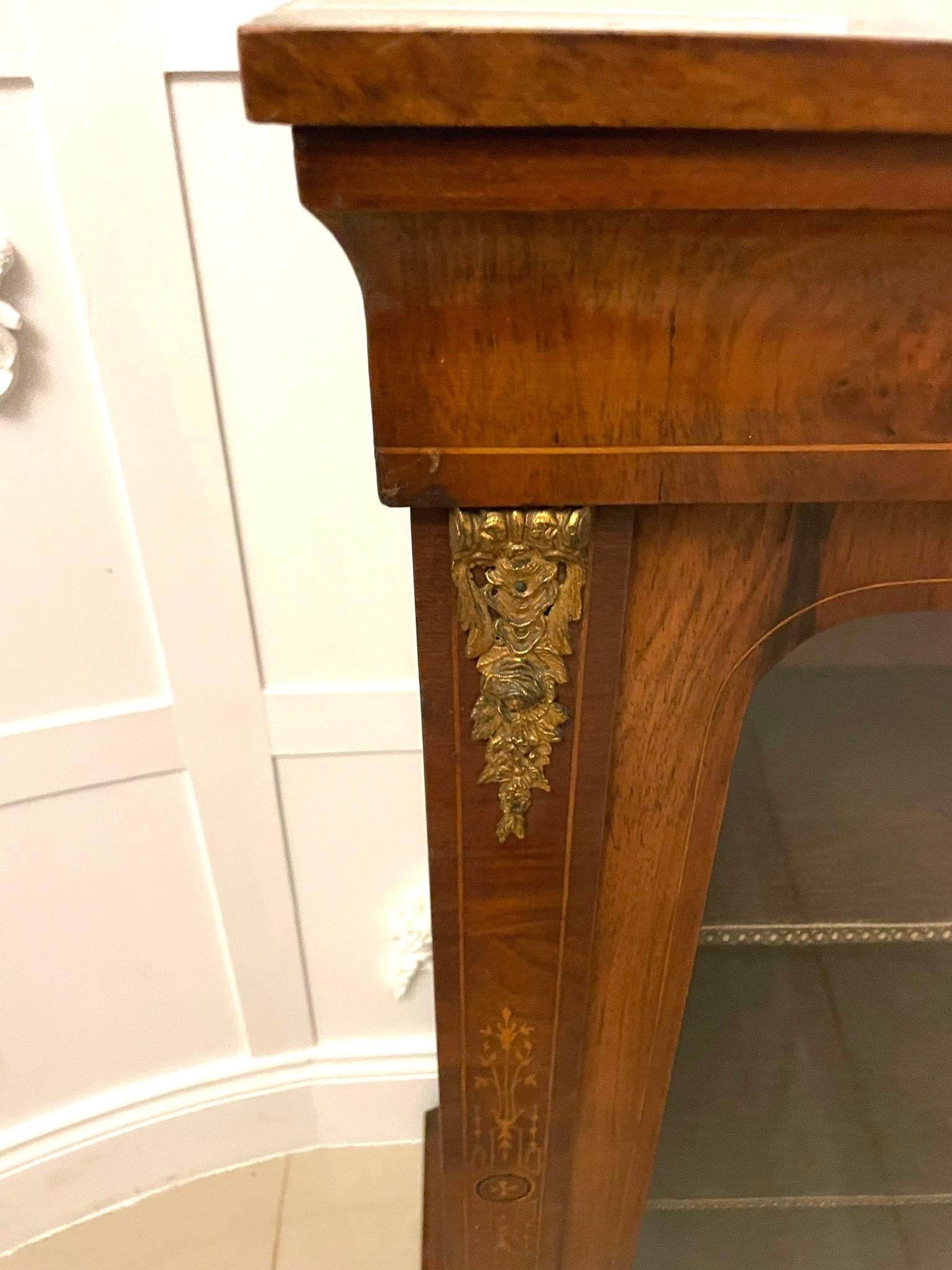 Vitrina antigua de calidad victoriana de madera de nogal figurado con incrustaciones de madera satinada Inglés en venta