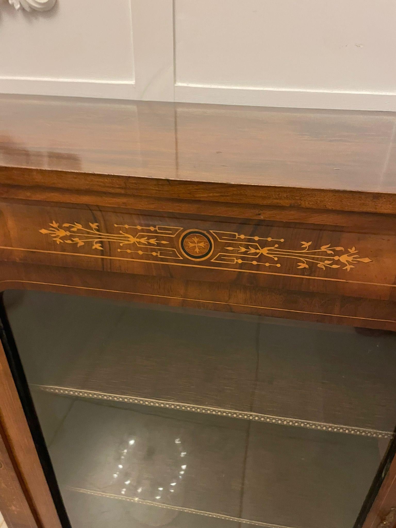 Vitrina antigua de calidad victoriana de madera de nogal figurado con incrustaciones de madera satinada en Bueno estado para la venta en Suffolk, GB