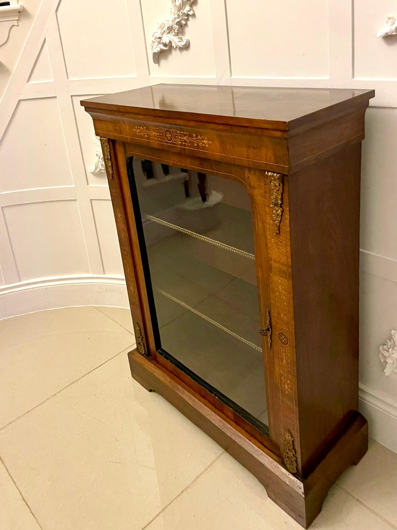 Vitrina antigua de calidad victoriana de madera de nogal figurado con incrustaciones de madera satinada siglo XIX en venta