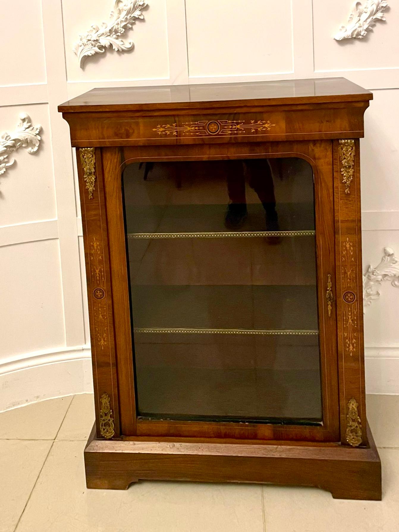 Vitrina antigua de calidad victoriana de madera de nogal figurado con incrustaciones de madera satinada Madera satinada en venta
