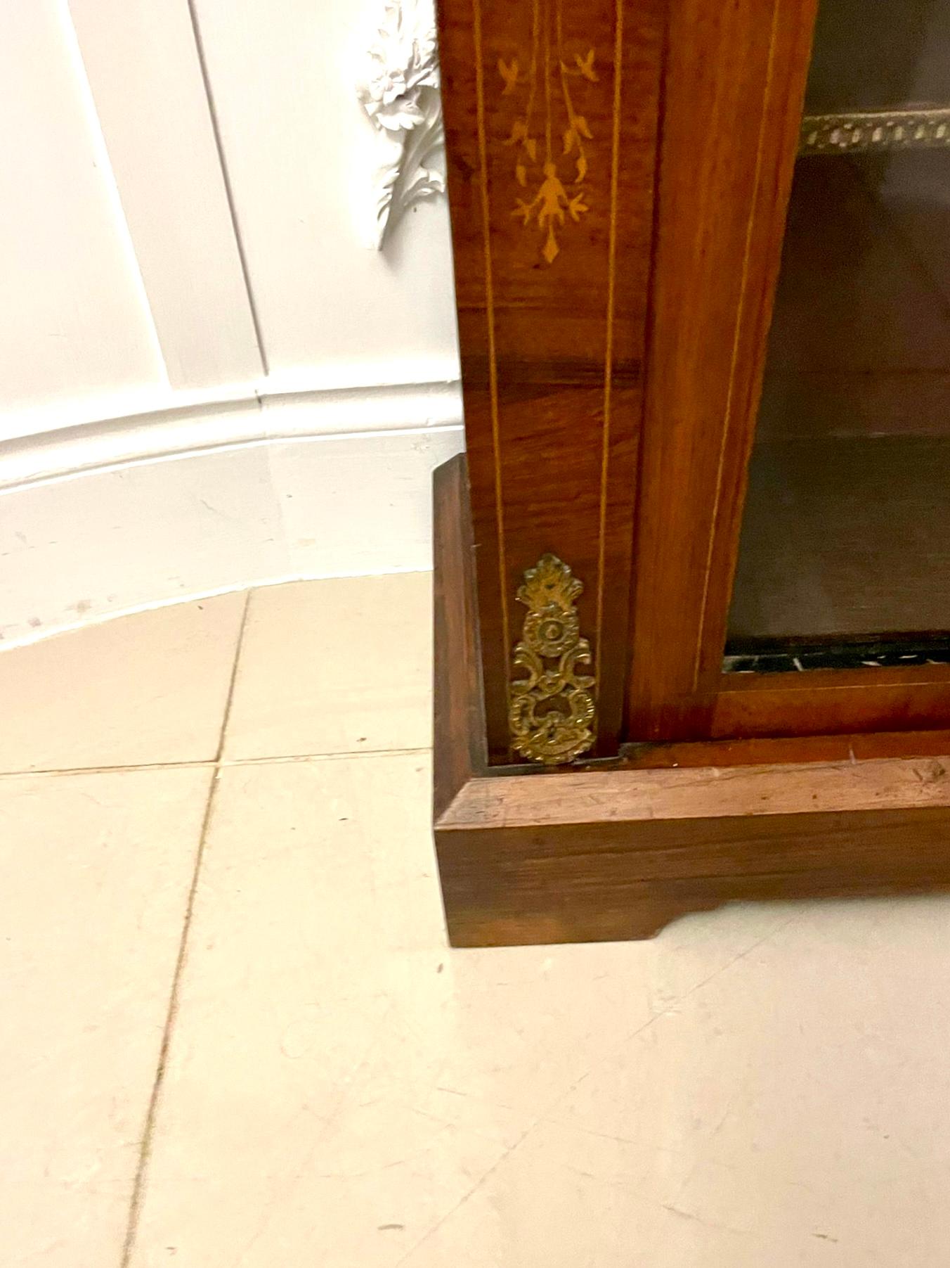 Vitrina antigua de calidad victoriana de madera de nogal figurado con incrustaciones de madera satinada en venta 1