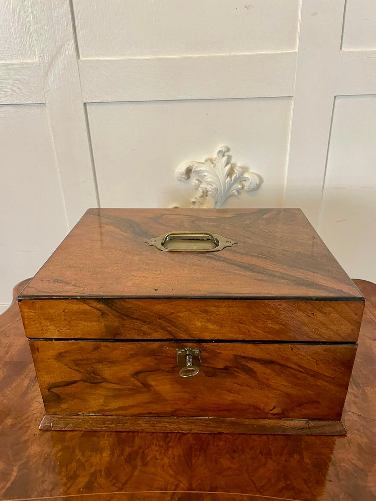 Antiguo Costurero de Nogal Figurado de Calidad Victoriana en venta 6
