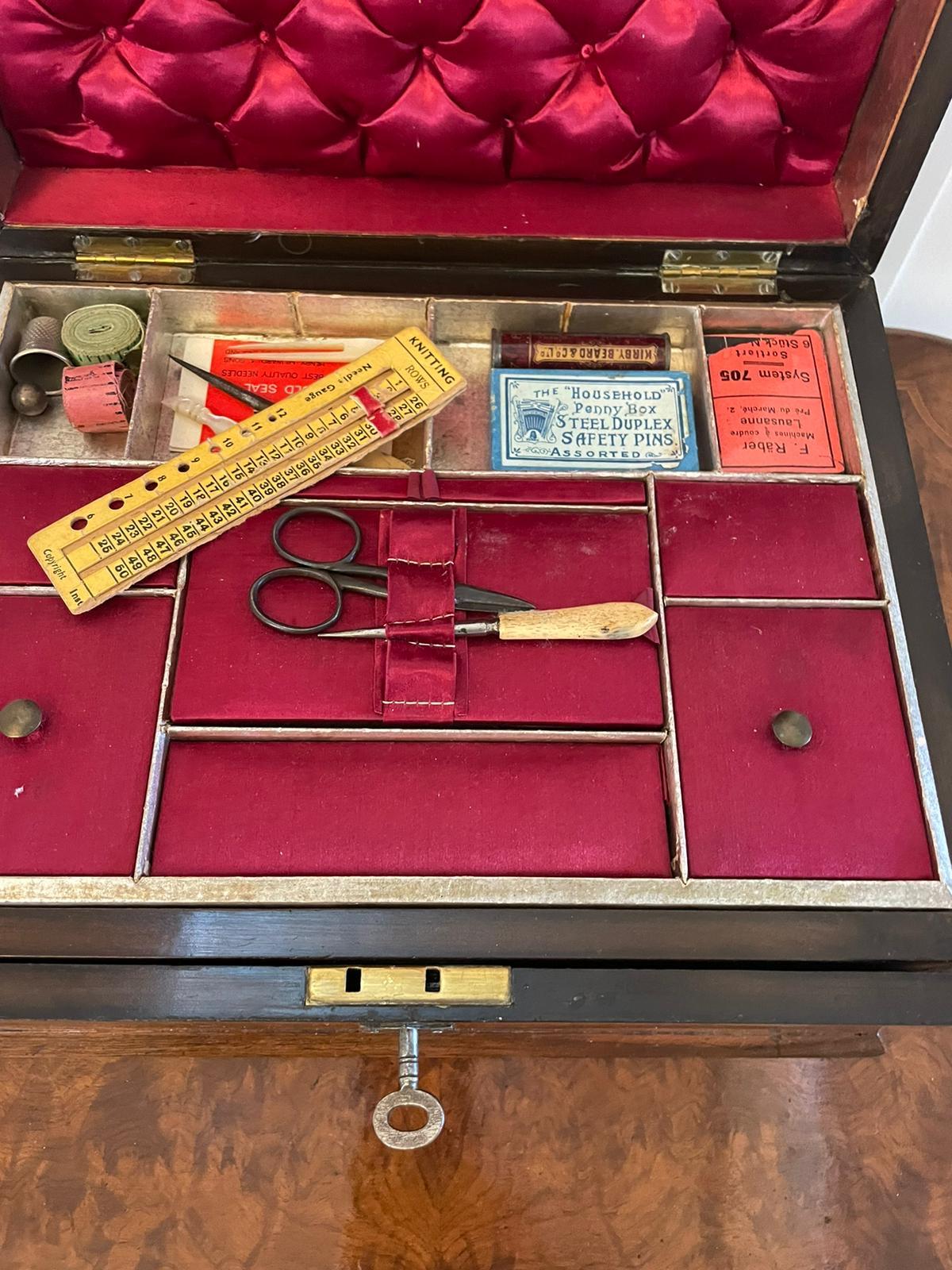 Antiguo Costurero de Nogal Figurado de Calidad Victoriana Inglés en venta