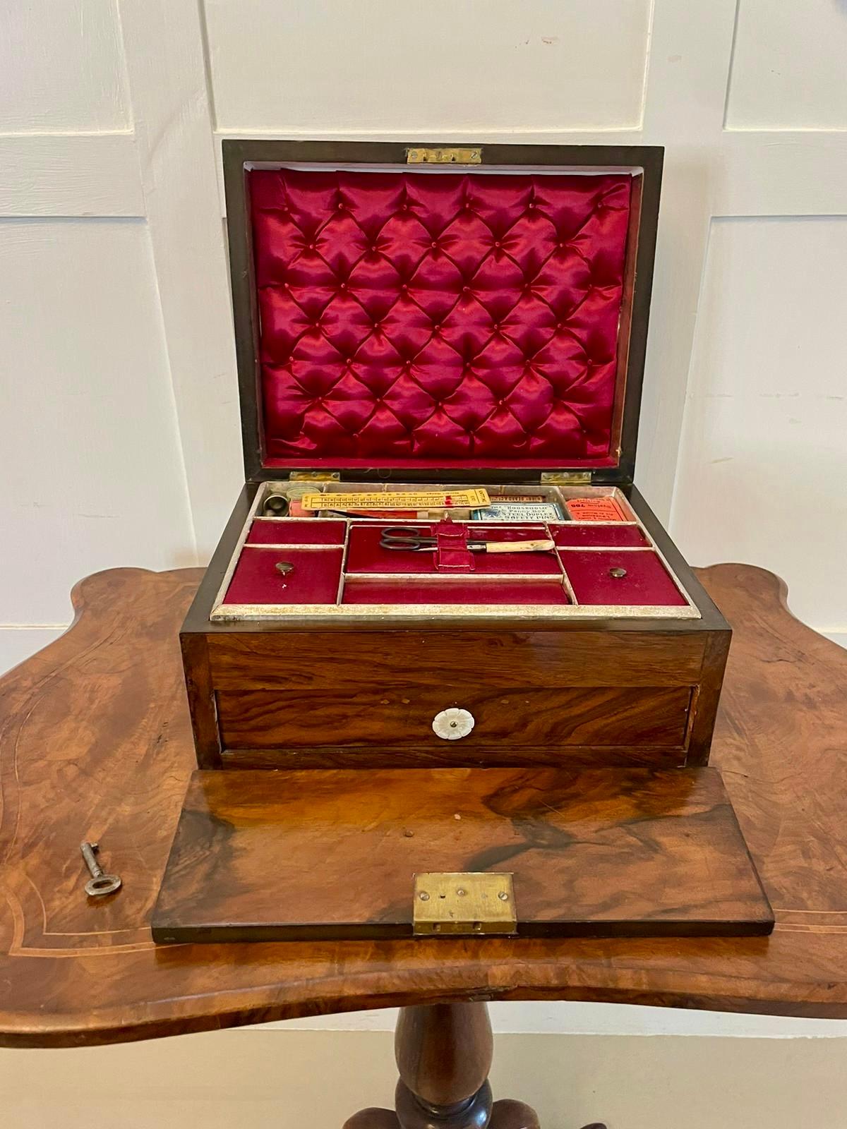 Antiguo Costurero de Nogal Figurado de Calidad Victoriana siglo XIX en venta