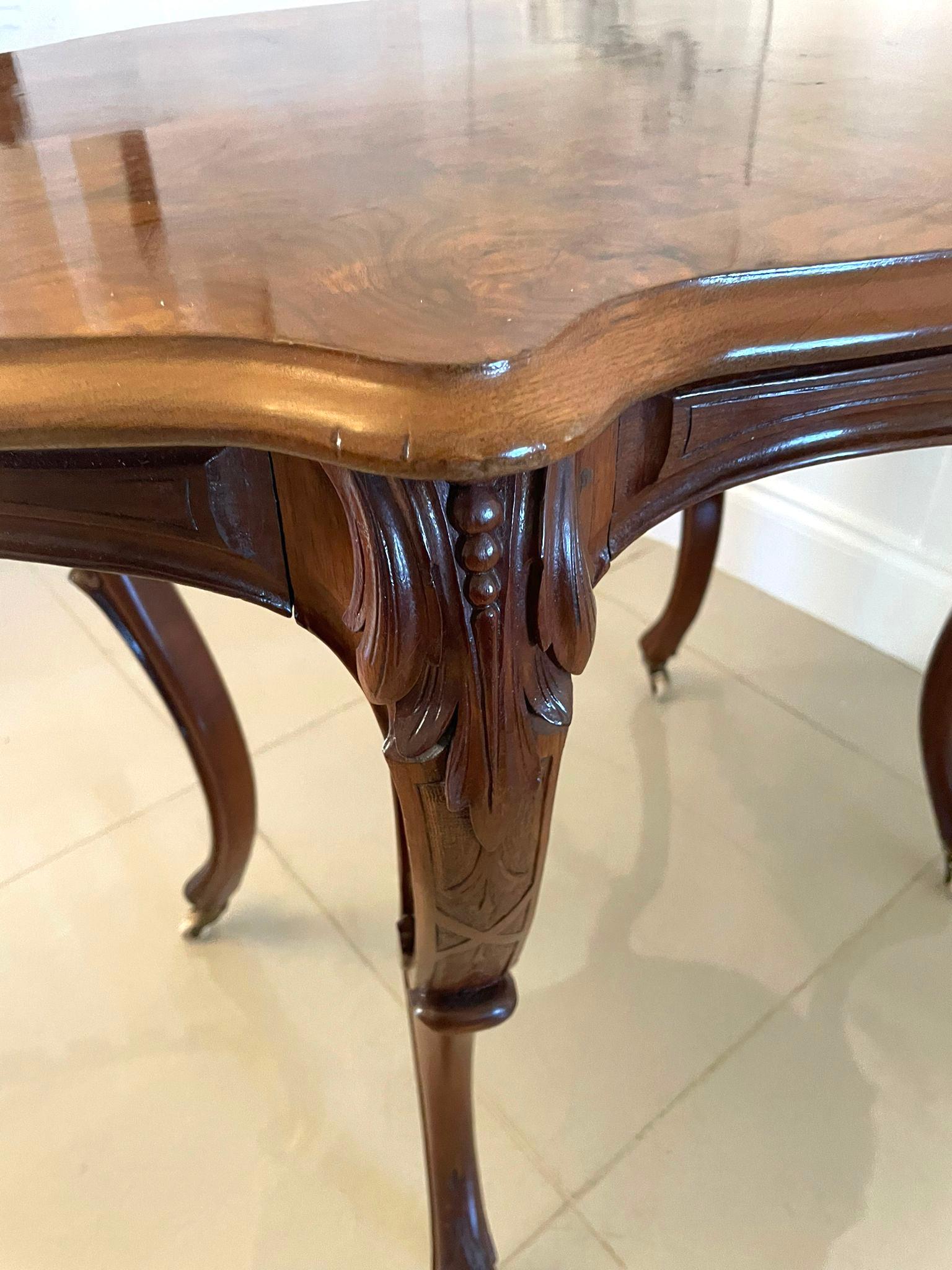 Mesa de centro antigua de nogal rebabas de calidad victoriana independiente en venta 2