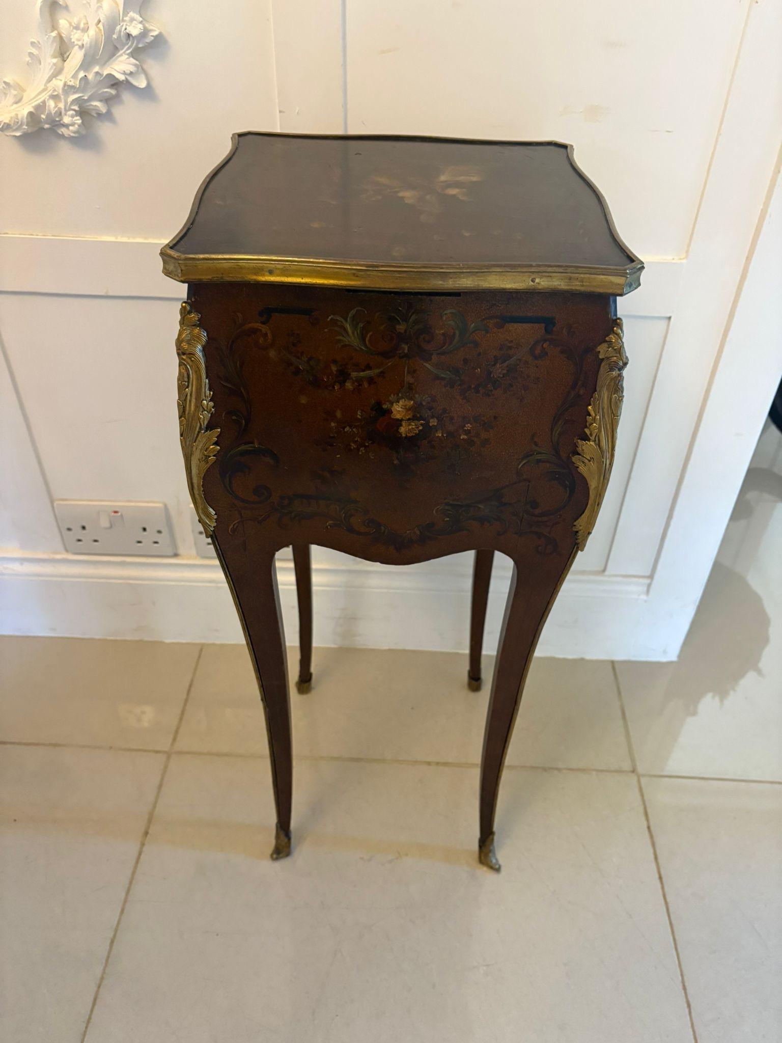 Antiguo mueble de joyería victoriano de laca francesa de calidad, montado en ormolu, con un mueble de decoración de laca de calidad en forma de bonete que representa una escena romántica, apertura superior elevable para revelar un espejo y un
