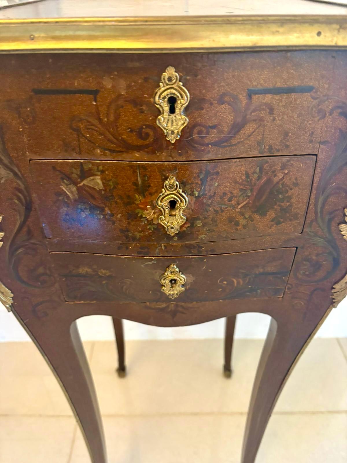Antigua mesa lámpara de joyería con montura de ormolu y laca francesa de calidad victoriana en venta 2