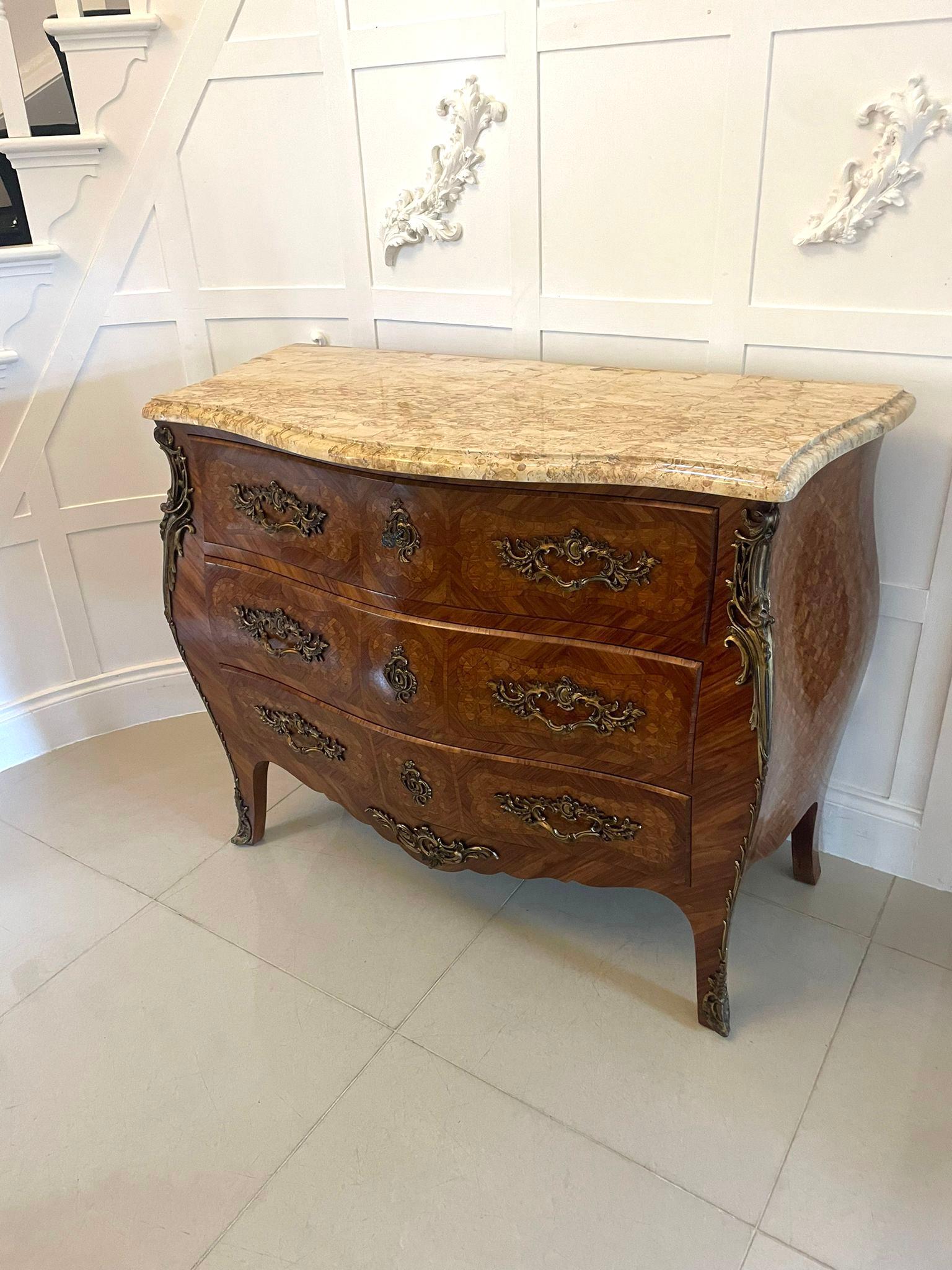 Commode victorienne ancienne à dessus en marbre et parquet, avec un dessus en marbre en forme de serpentin avec un bord mouluré au-dessus de 3 tiroirs en forme de serpentin en marqueterie de bois de roi et de parquet avec de fantastiques poignées et