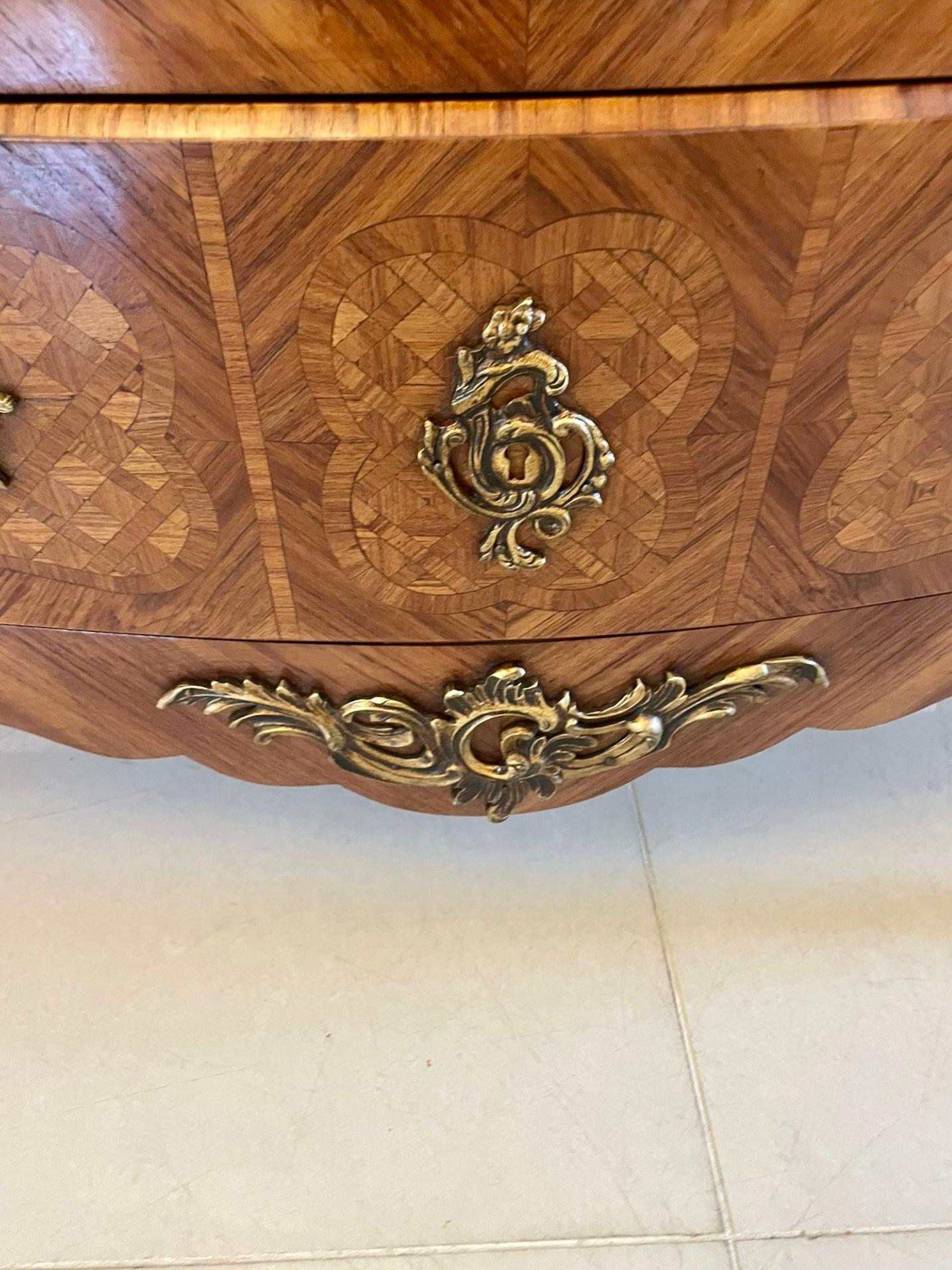 Victorien Ancienne commode de qualité victorienne en parqueterie française avec dessus en marbre en vente