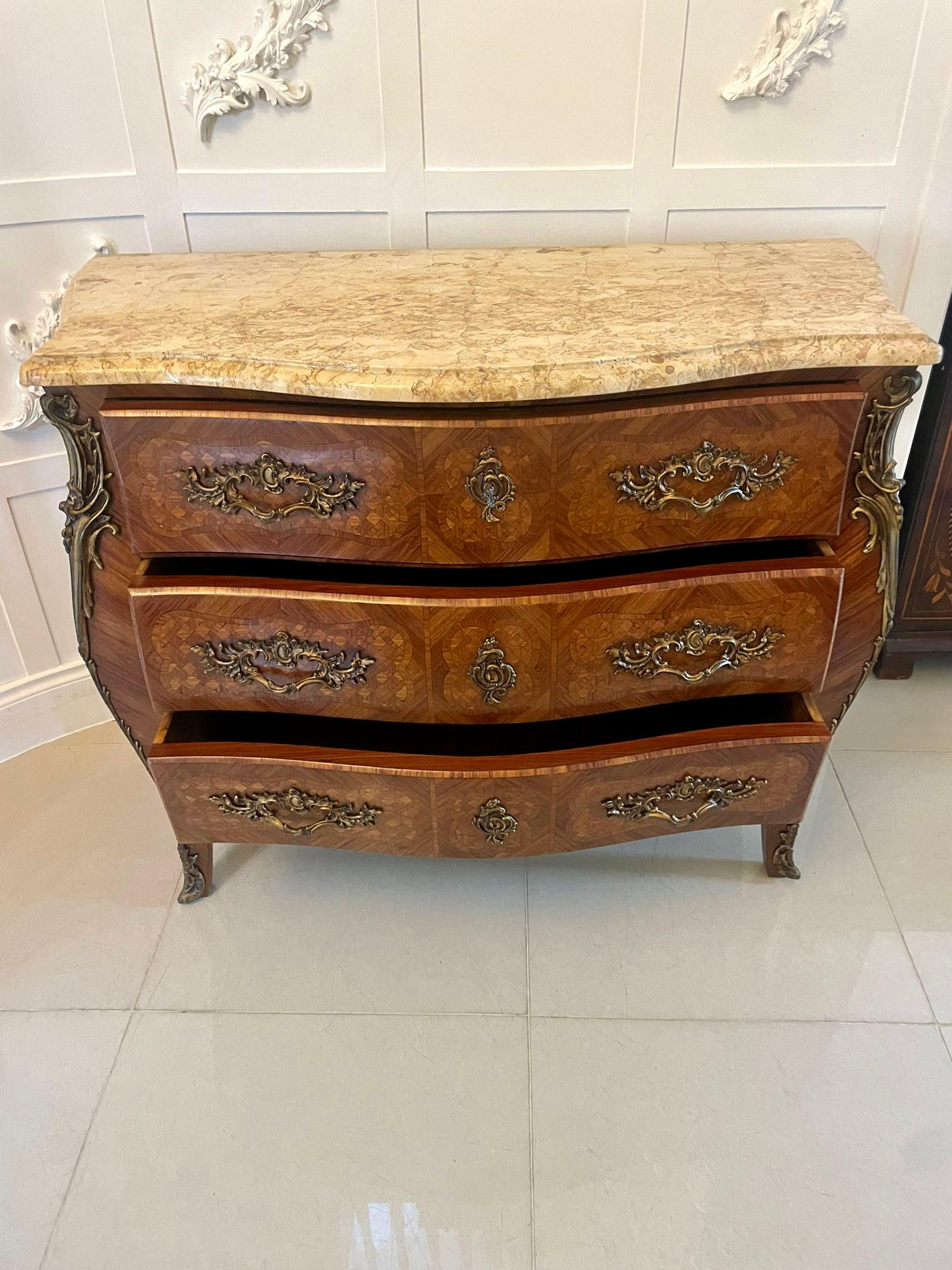 Français Ancienne commode de qualité victorienne en parqueterie française avec dessus en marbre en vente