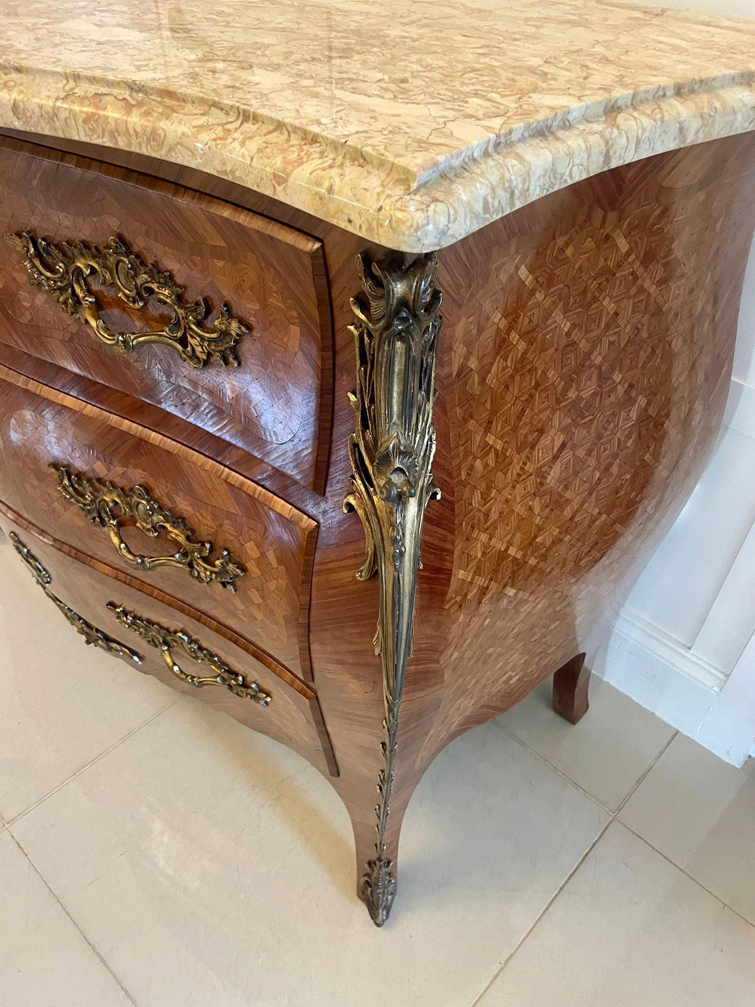 Ancienne commode de qualité victorienne en parqueterie française avec dessus en marbre en vente 1