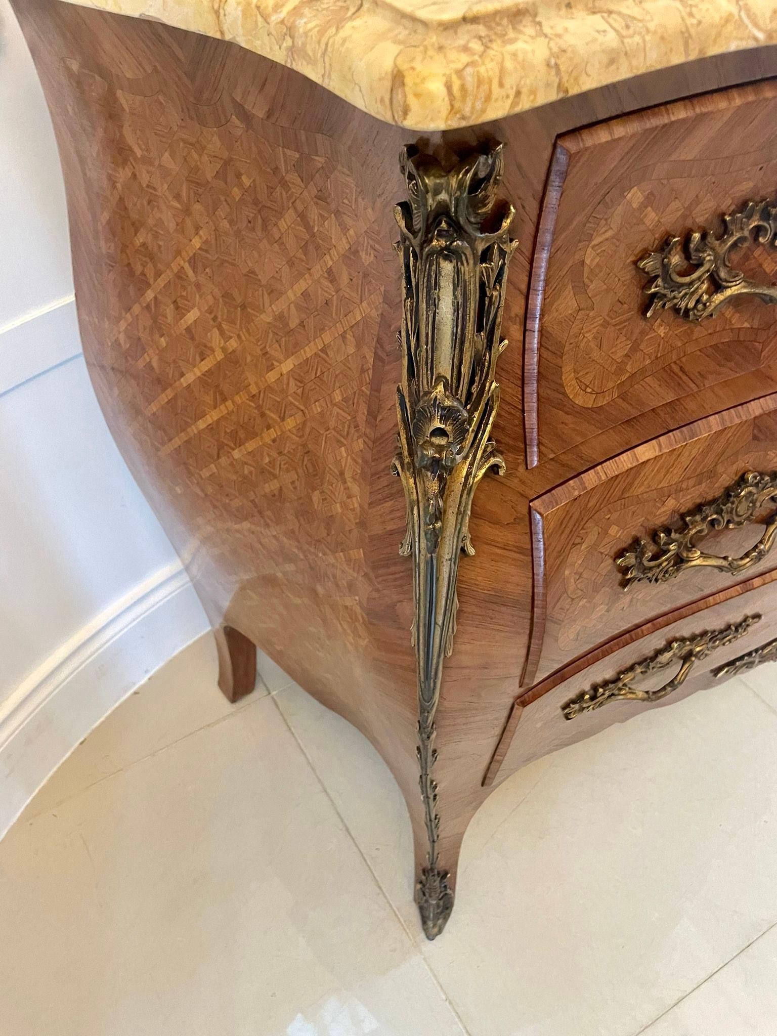 Ancienne commode de qualité victorienne en parqueterie française avec dessus en marbre en vente 2