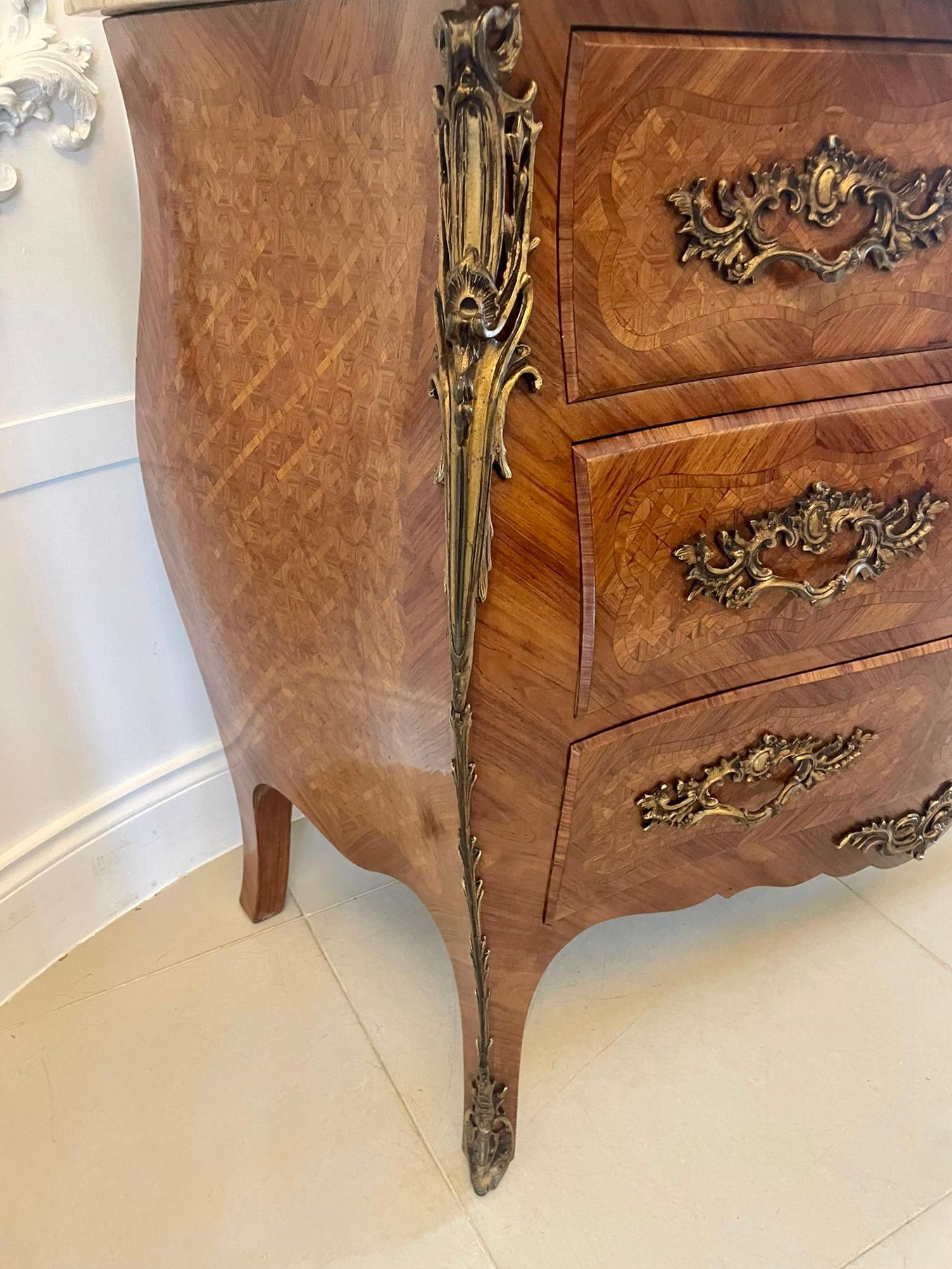 Ancienne commode de qualité victorienne en parqueterie française avec dessus en marbre en vente 3
