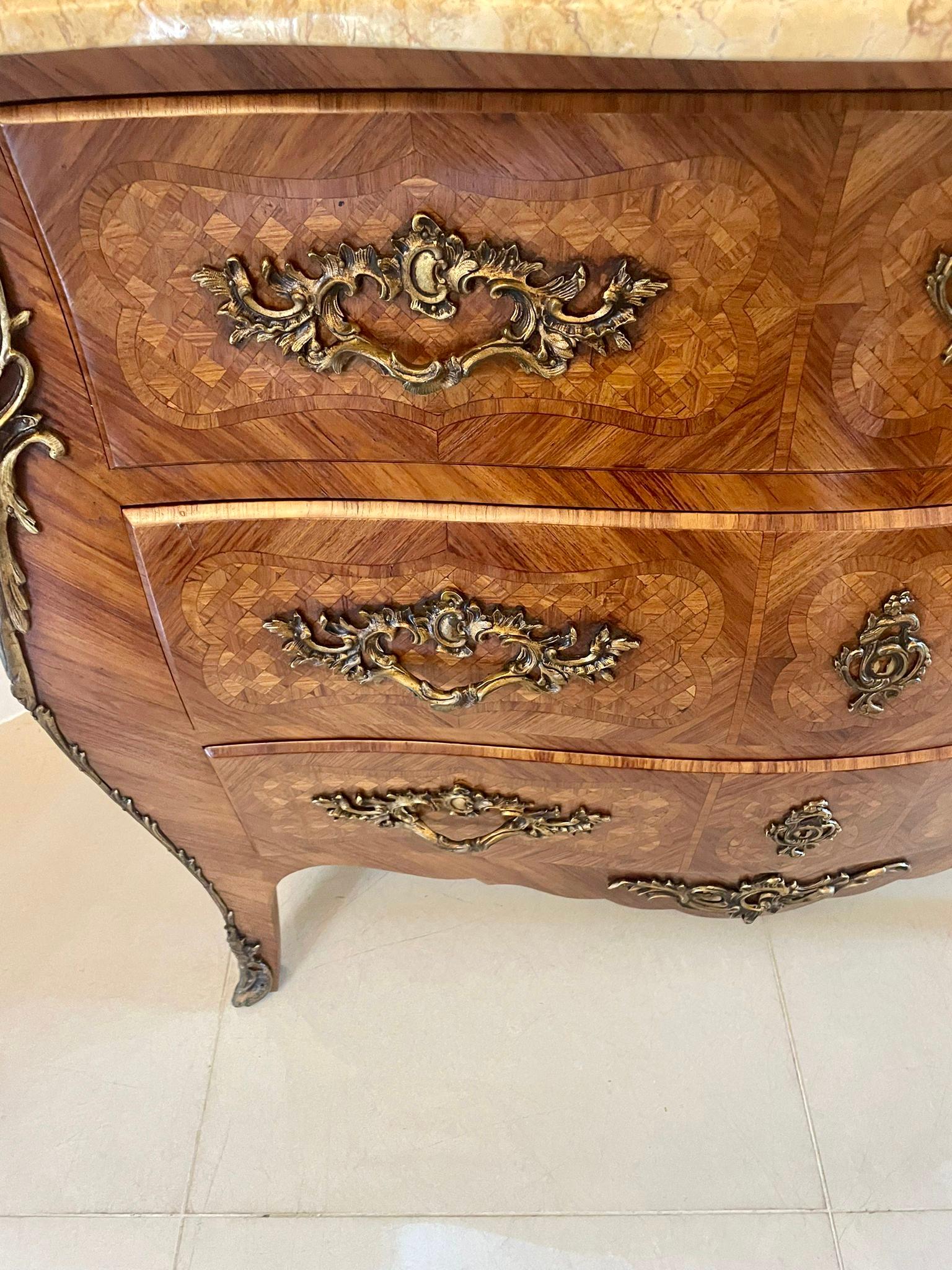 Ancienne commode de qualité victorienne en parqueterie française avec dessus en marbre en vente 4