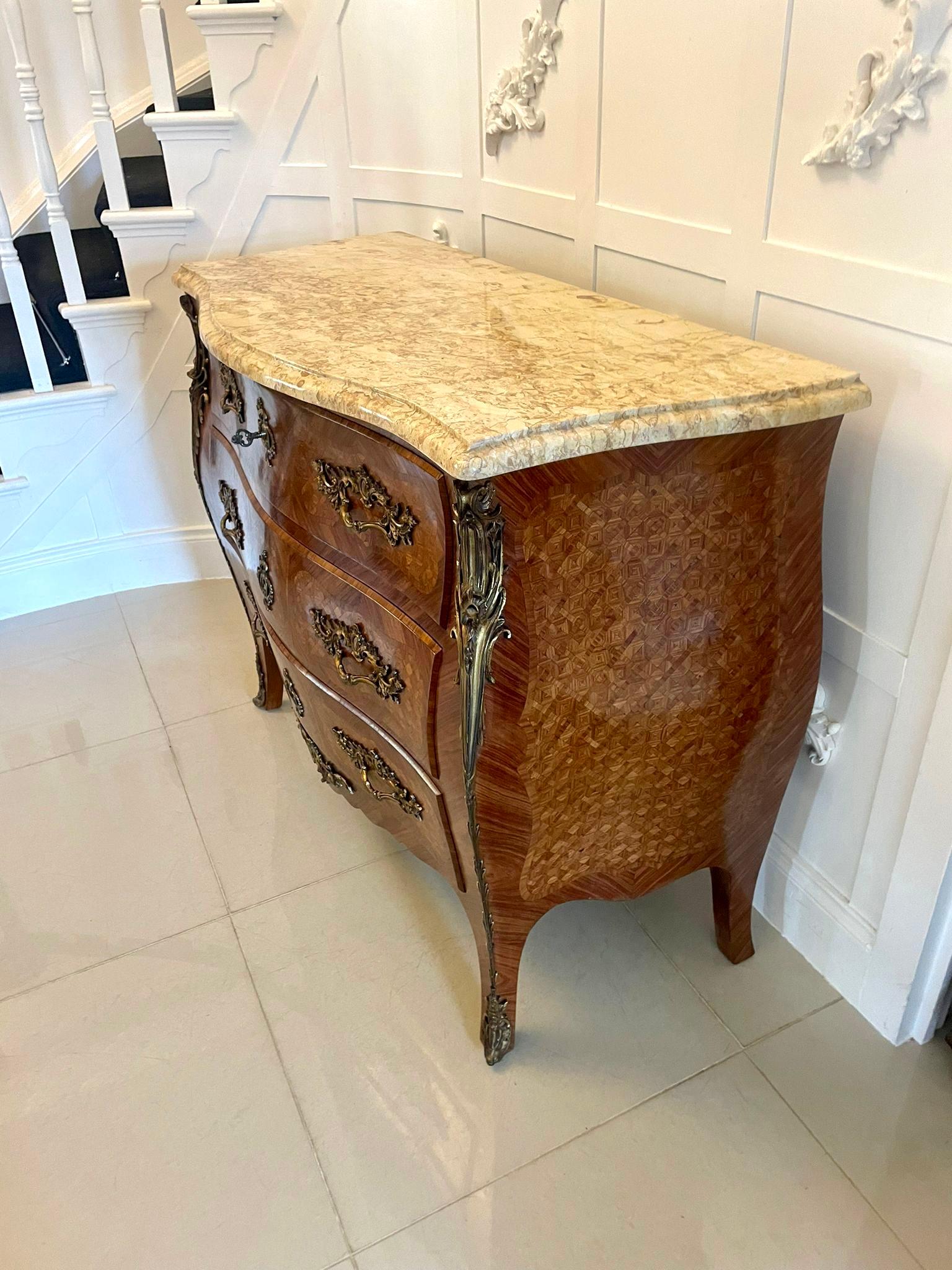 Ancienne commode de qualité victorienne en parqueterie française avec dessus en marbre en vente 5