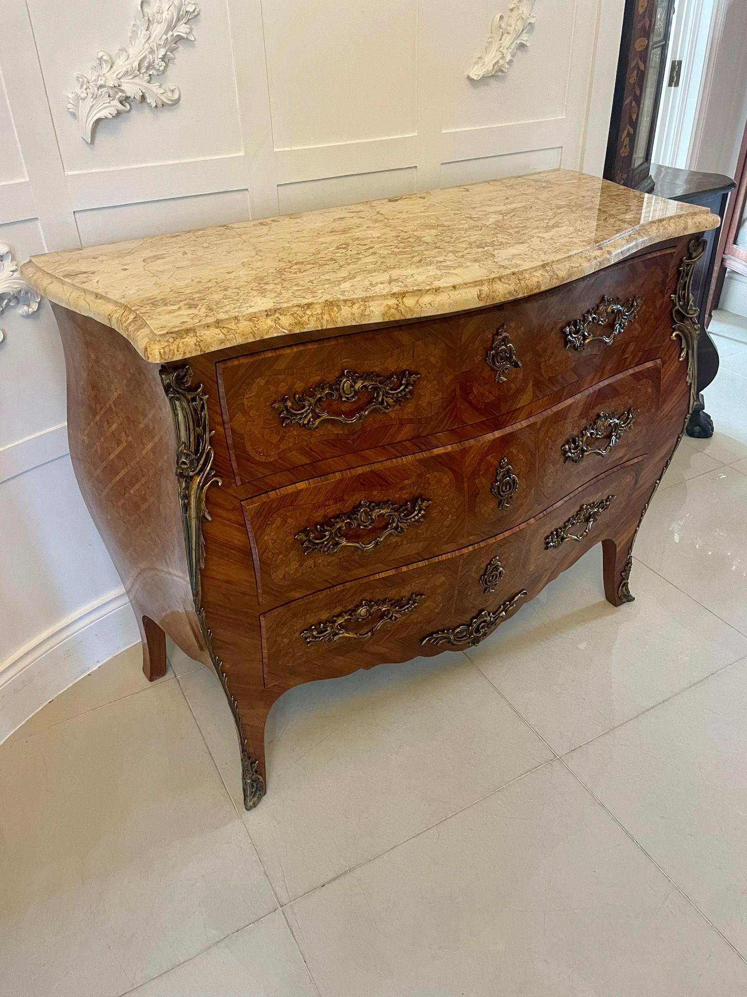 Ancienne commode de qualité victorienne en parqueterie française avec dessus en marbre en vente 6