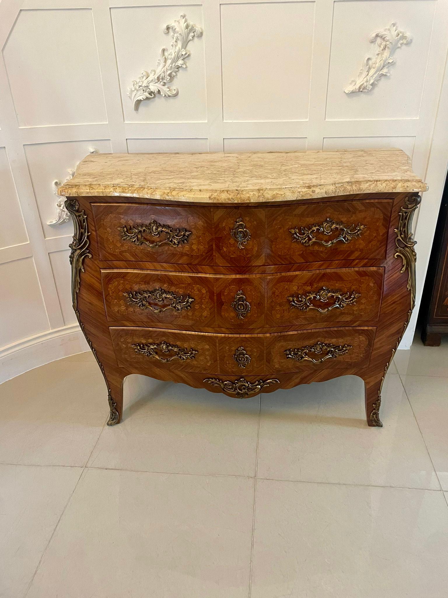 Ancienne commode de qualité victorienne en parqueterie française avec dessus en marbre en vente 7