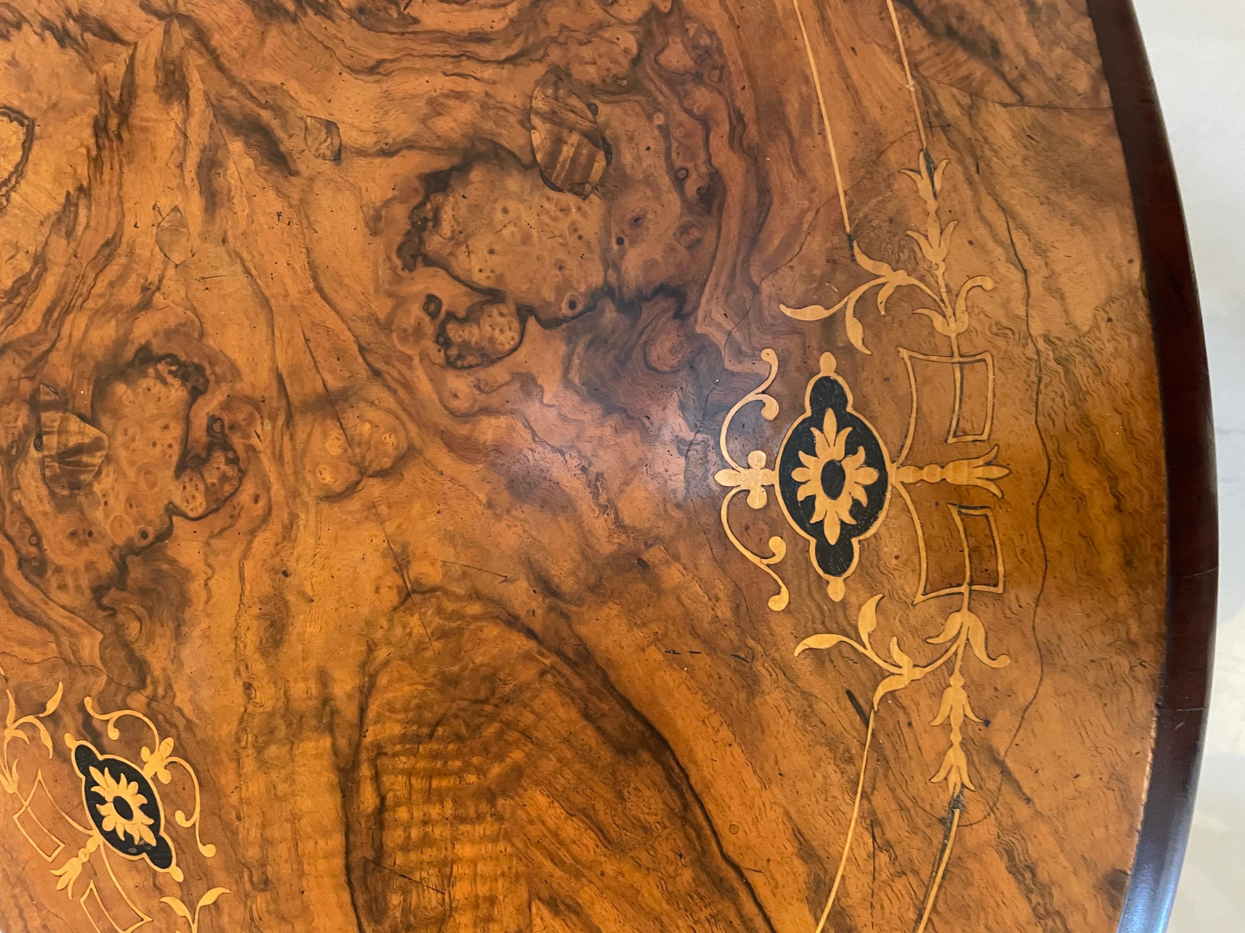 Table centrale ovale en ronce de noyer incrustée, ancienne et de qualité victorienne en vente 4