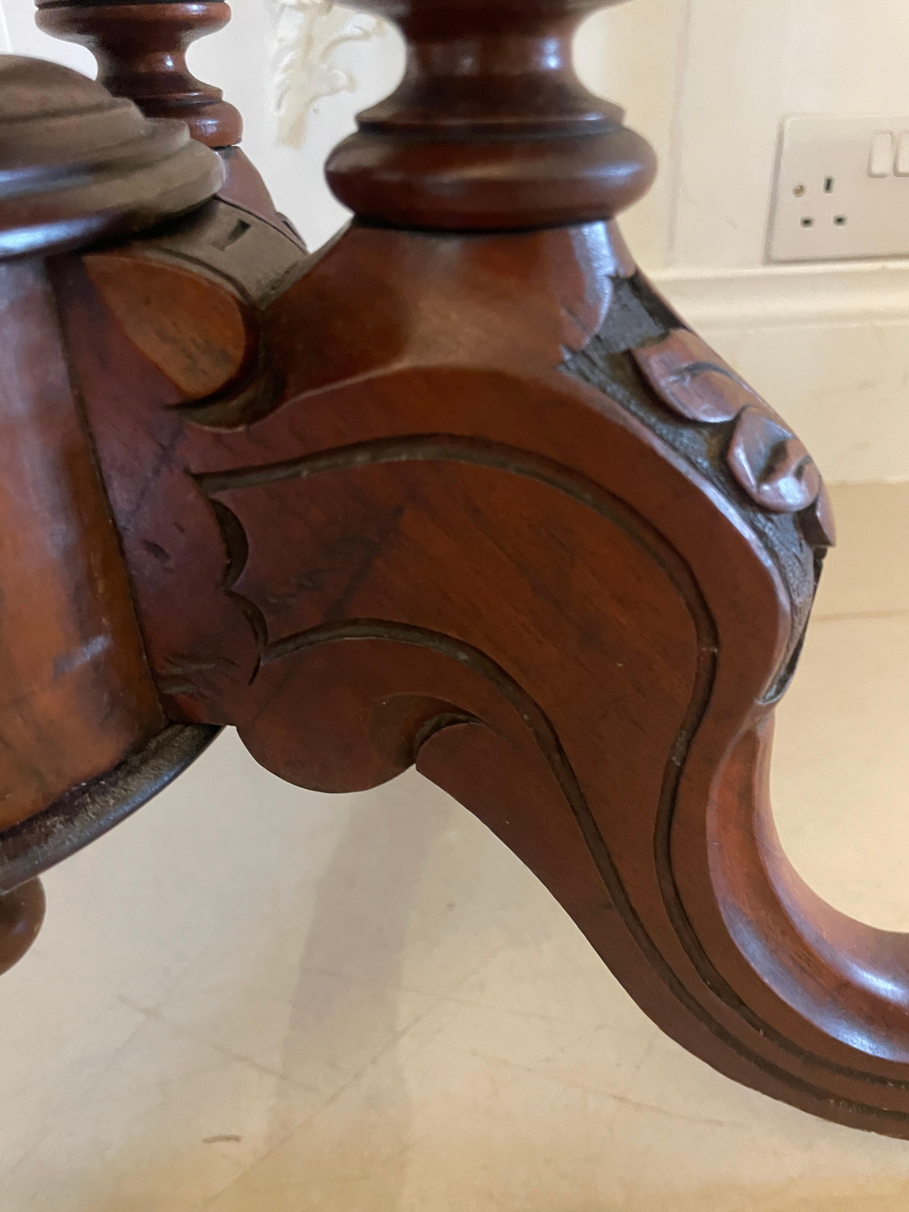 Anglais Table centrale ovale en ronce de noyer incrustée, ancienne et de qualité victorienne en vente