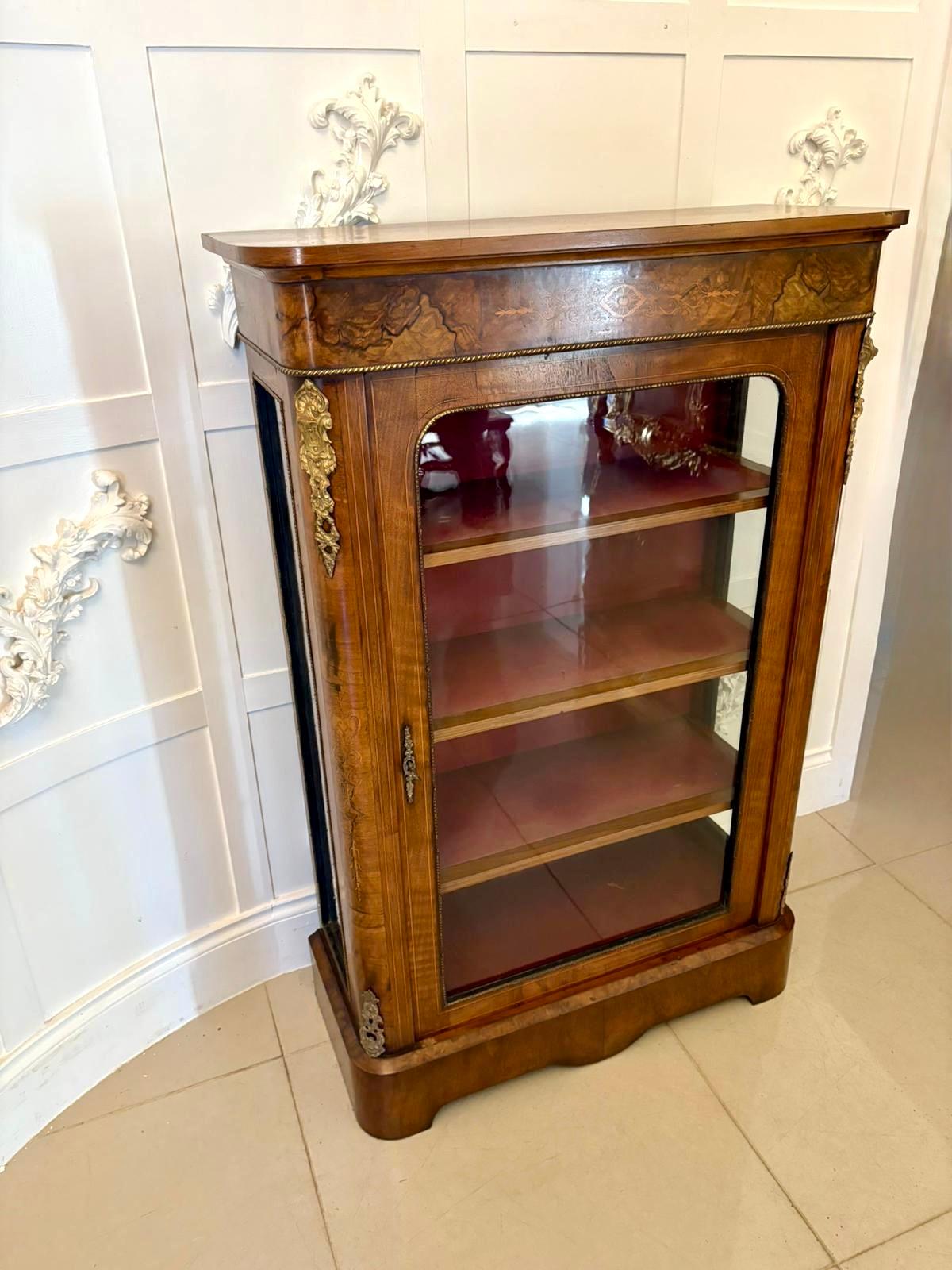 Ménsula antigua de nogal con incrustaciones de calidad victoriana en venta 3