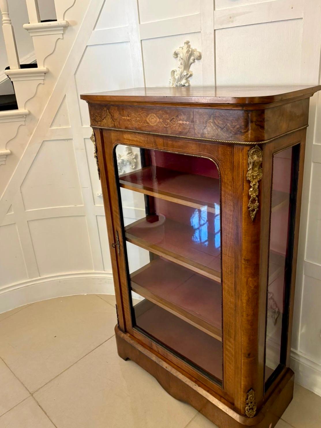 Ménsula antigua de nogal con incrustaciones de calidad victoriana en venta 4