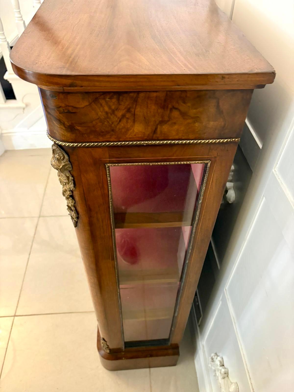 Ménsula antigua de nogal con incrustaciones de calidad victoriana Victoriano en venta