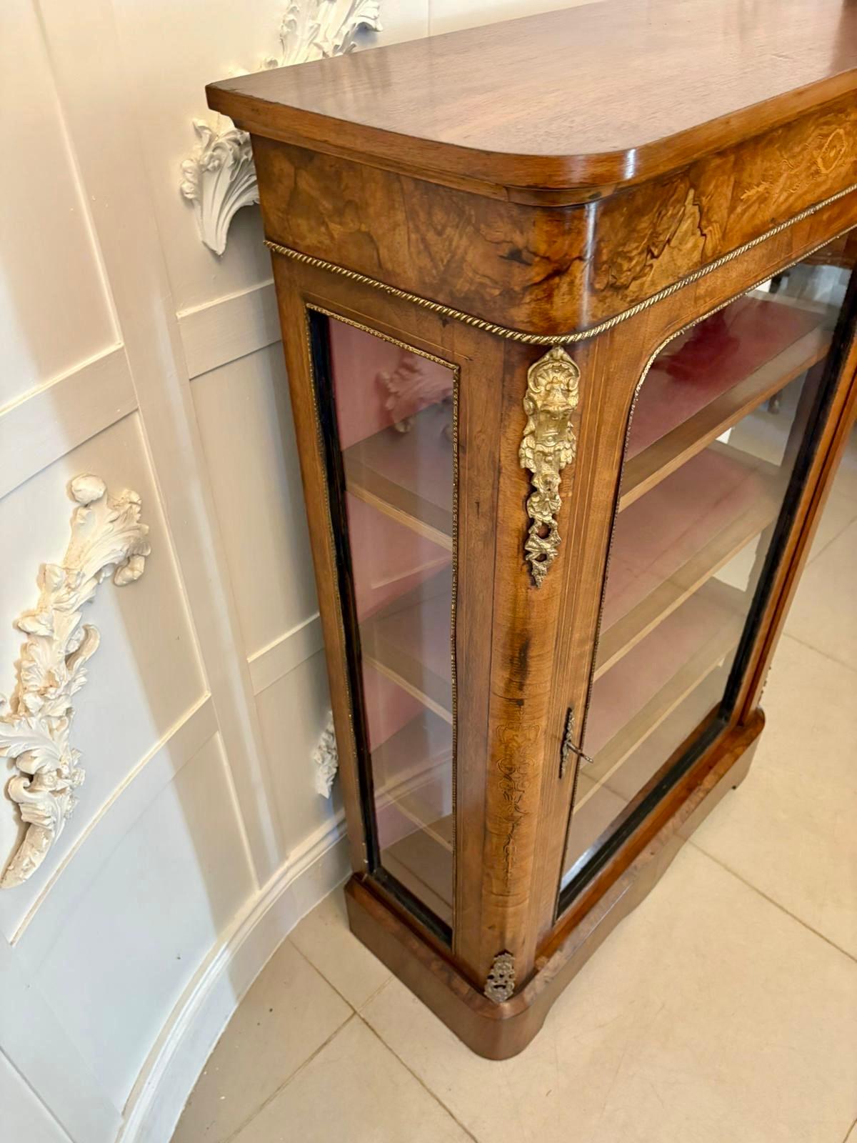 Ménsula antigua de nogal con incrustaciones de calidad victoriana Incrustación en venta