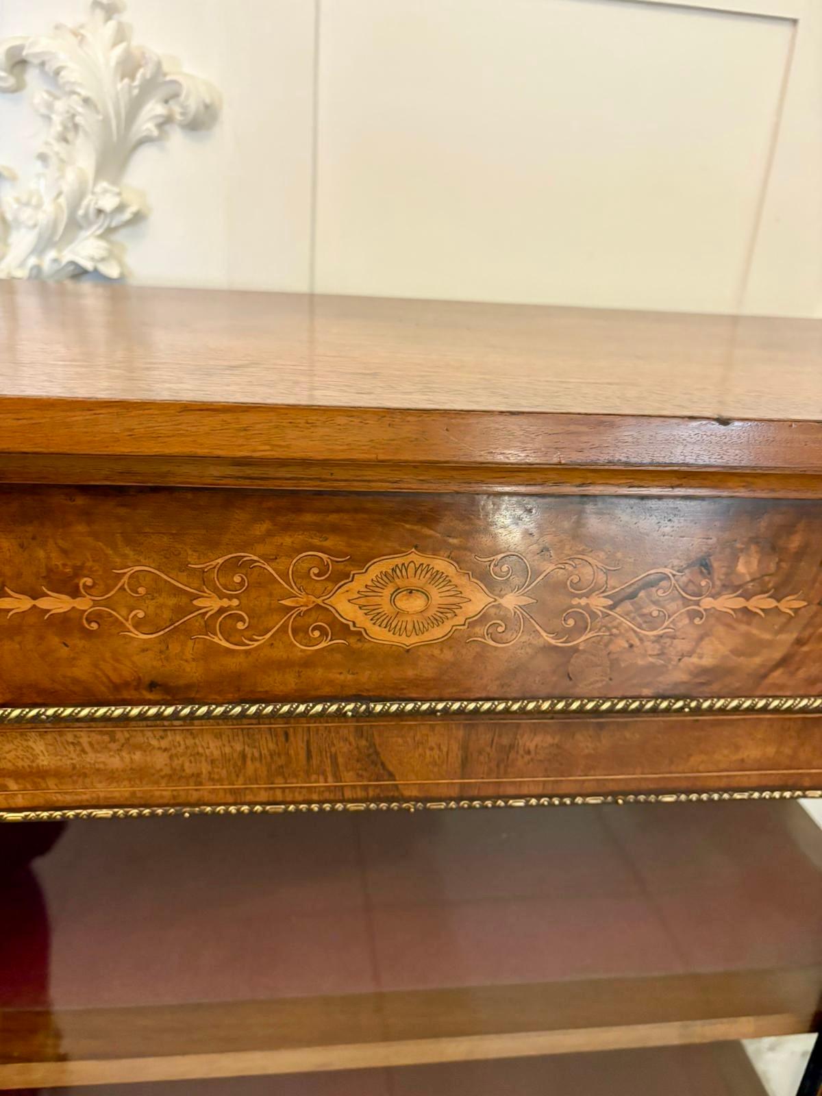 Ménsula antigua de nogal con incrustaciones de calidad victoriana siglo XIX en venta