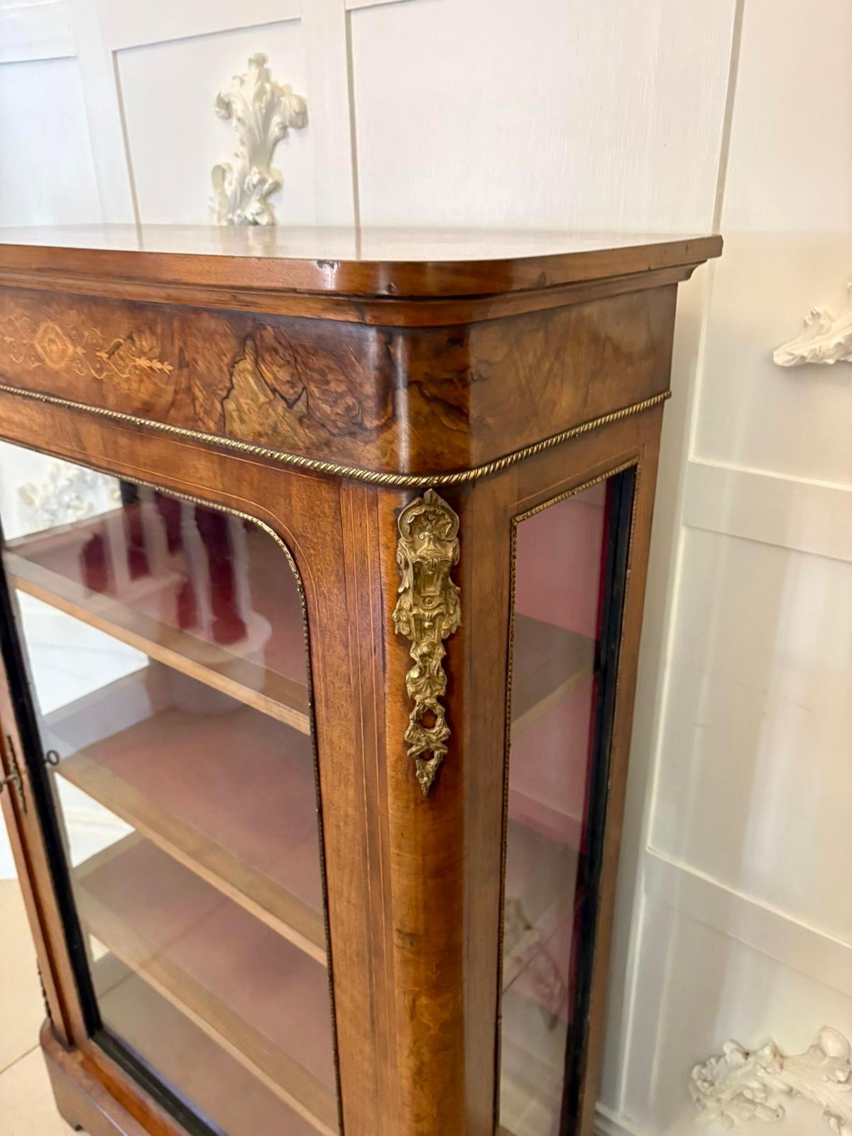 Ménsula antigua de nogal con incrustaciones de calidad victoriana Nogal en venta