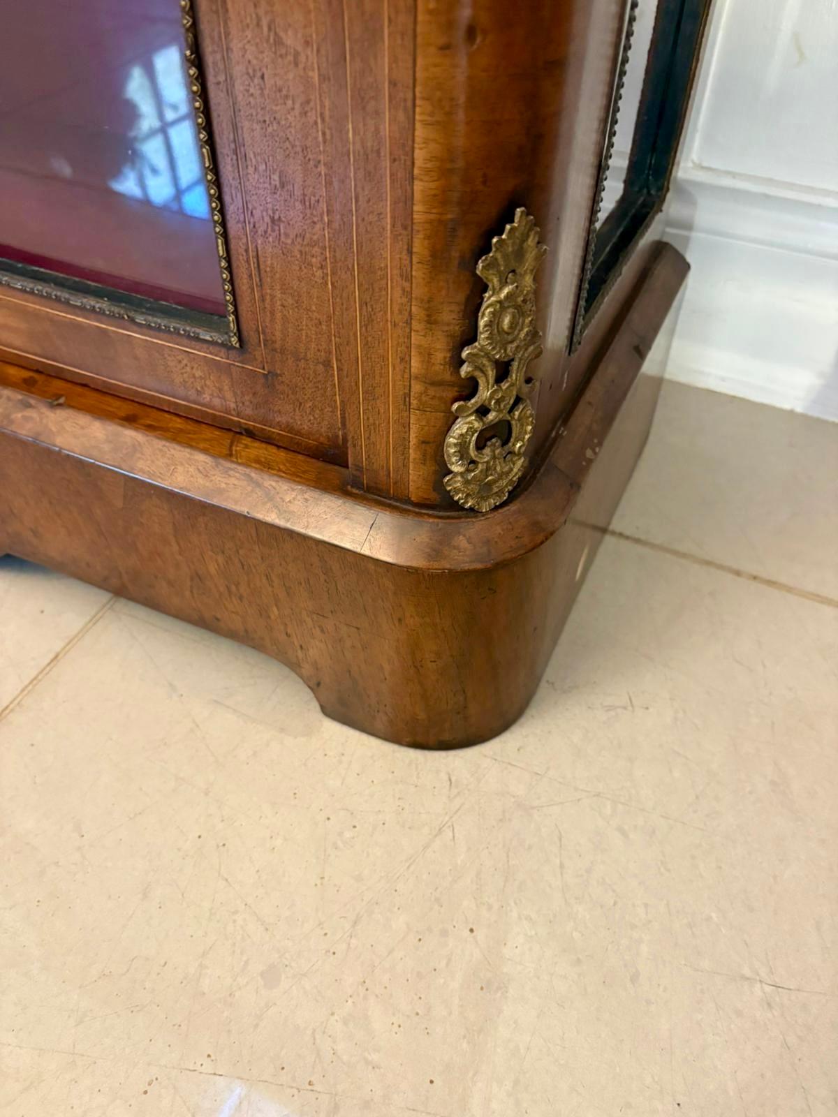 Ménsula antigua de nogal con incrustaciones de calidad victoriana en venta 1