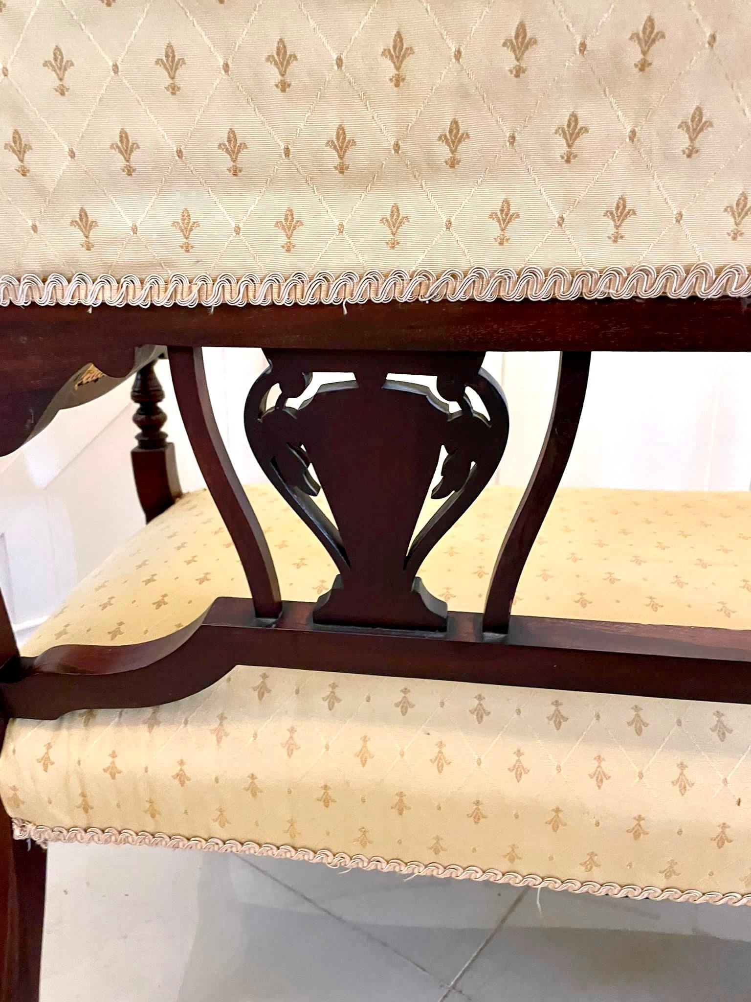 Antique Victorian quality inlaid mahogany settee having a serpentine fronted seat, three inlaid mahogany shaped splats, shaped open arms with turned supports standing on shaped inlaid mahogany cabriole legs to the front out swept back legs with