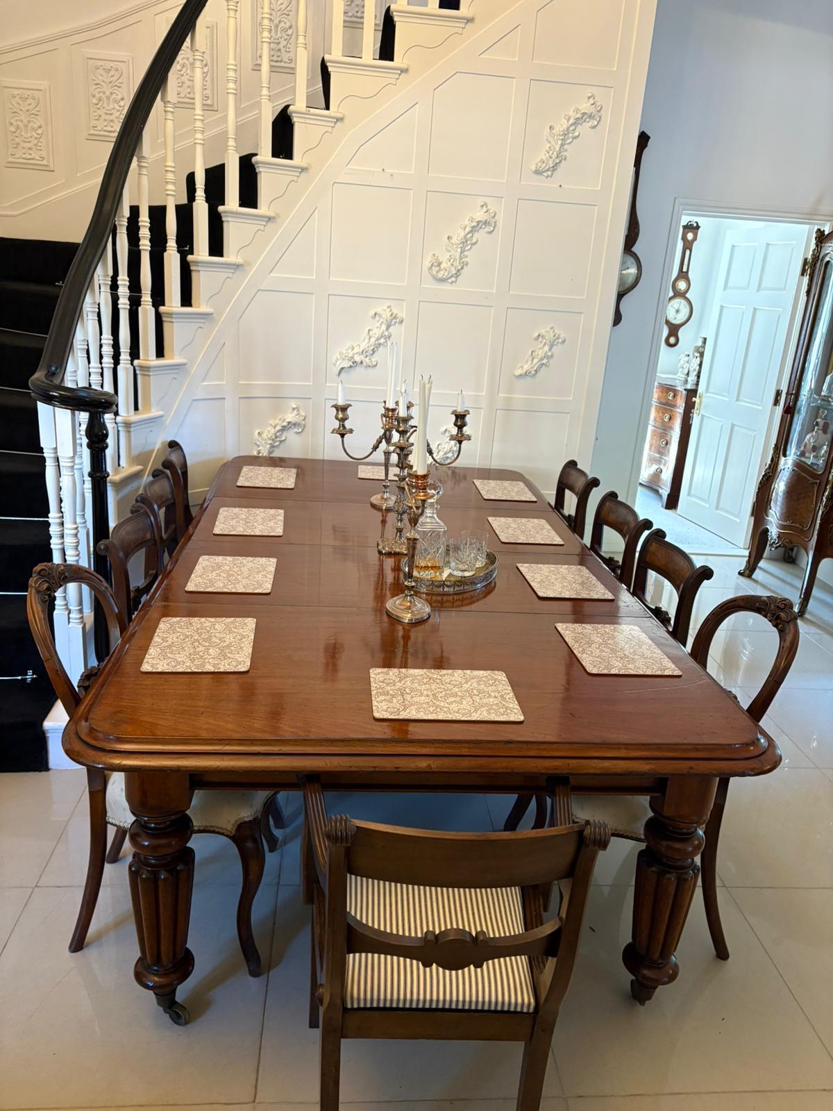 Ancienne table de salle à manger à rallonges 10/12 places en acajou de qualité victorienne avec un plateau en acajou de qualité avec un double bord mouluré et deux feuilles supplémentaires d'origine, un mécanisme de rallonge extractible reposant sur