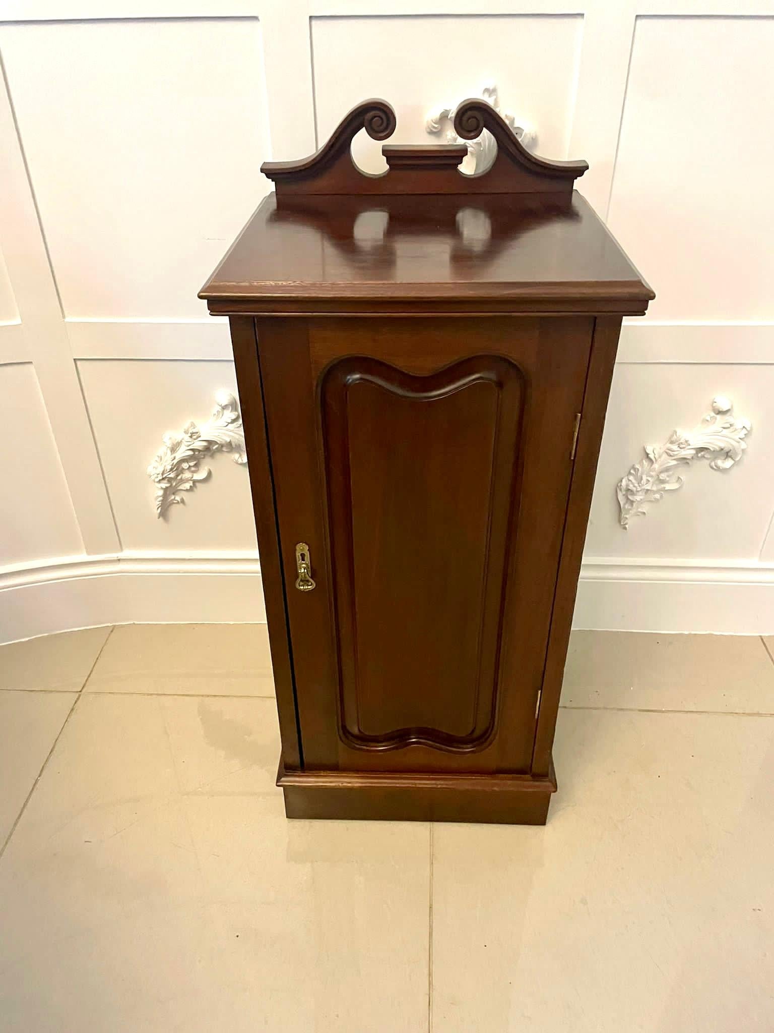 Antique Victorian Quality Mahogany Bedside Cabinet  In Good Condition For Sale In Suffolk, GB
